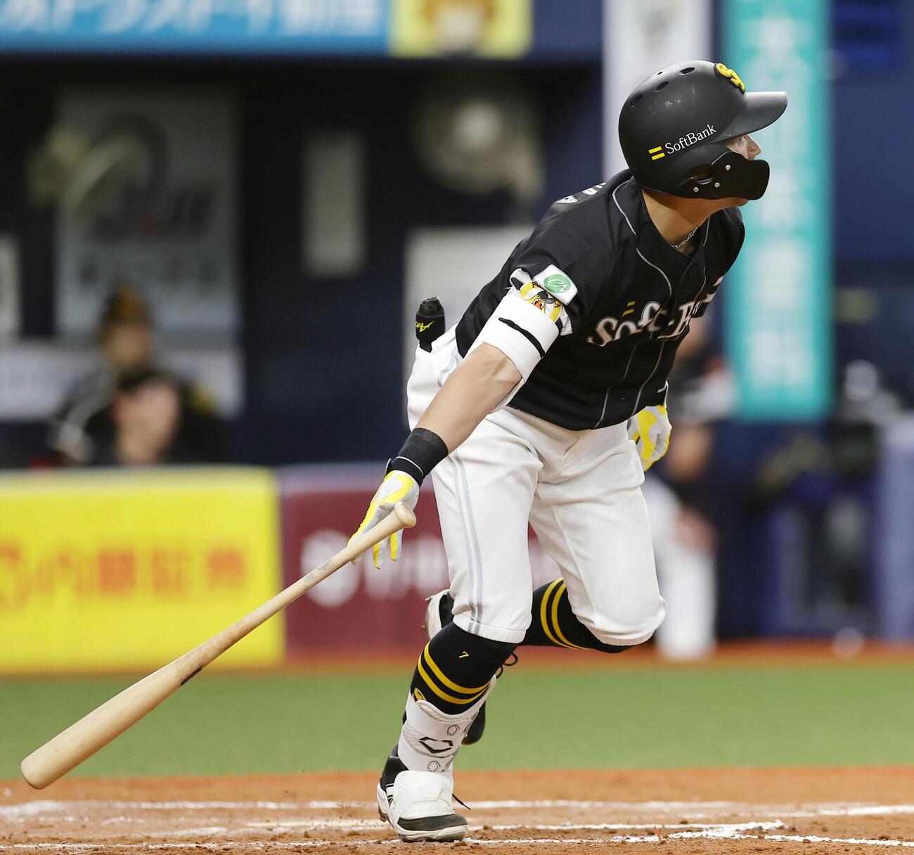 8回ソフトバンク1死一、三塁、代打中村晃が左前に勝ち越し打を放つ＝京セラドーム