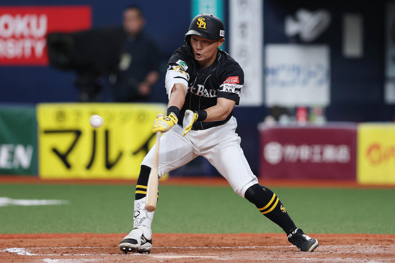 オリックス対ソフトバンク　8回表ソフトバンク1死三塁、勝ち越しの左前適時打を放つ代打中村晃（撮影・前田充）