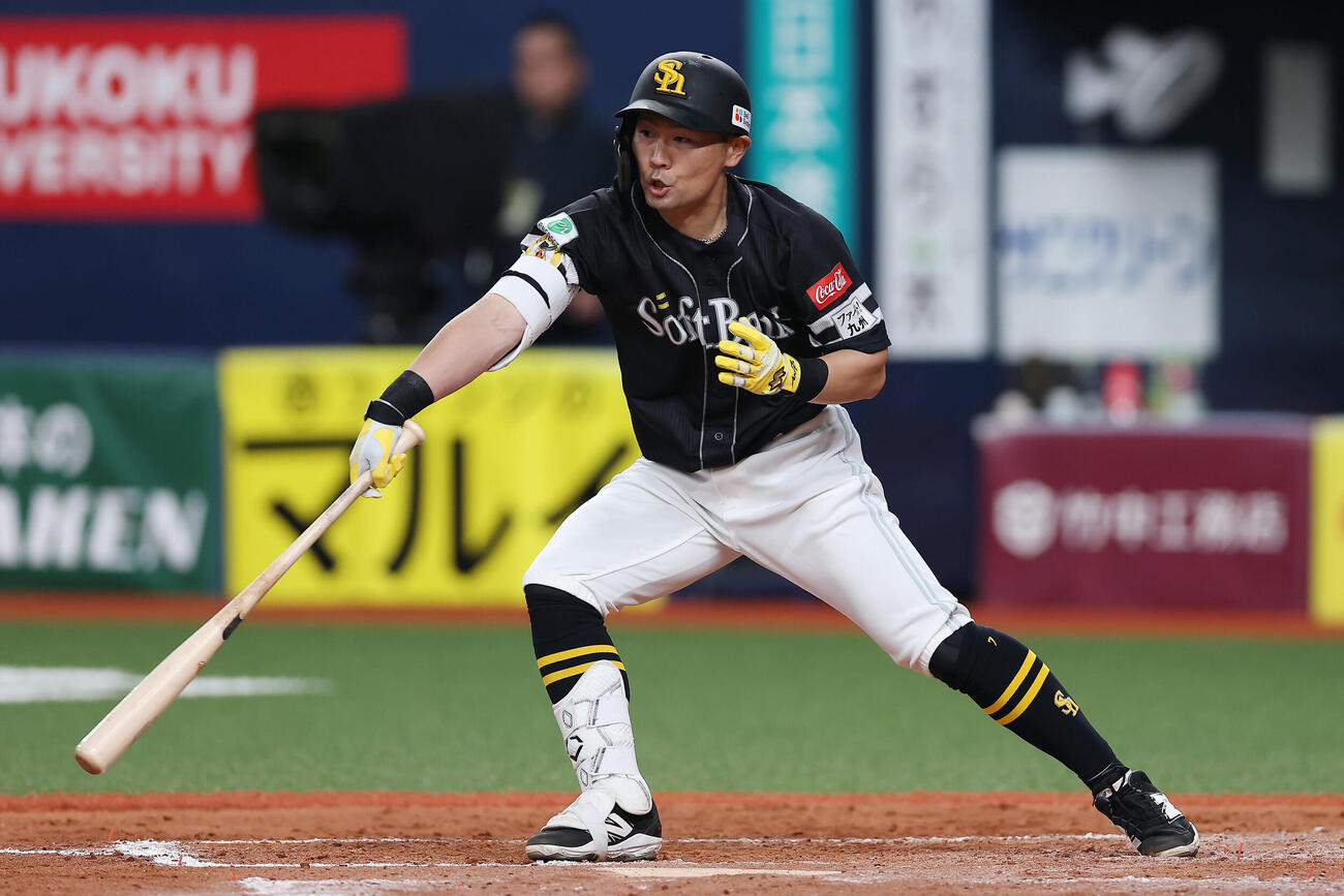 オリックス対ソフトバンク　8回表ソフトバンク1死三塁、勝ち越しの左前適時打を放つ代打中村晃（撮影・前田充）