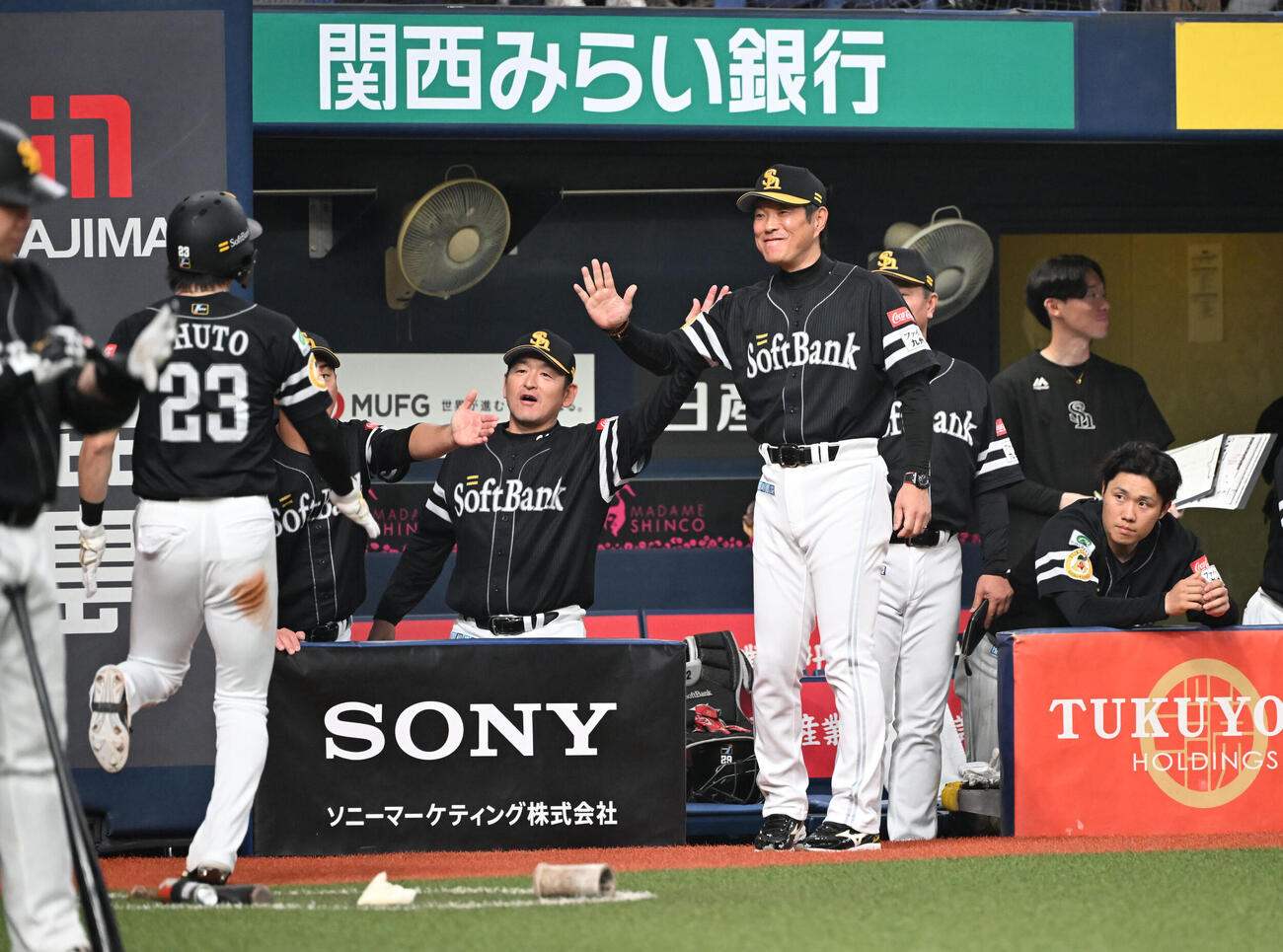 オリックス対ソフトバンク　8回表ソフトバンク1死一、三塁、中村晃の左前打で生還した周東佑京を迎える小久保裕紀監督（撮影・和賀正仁）