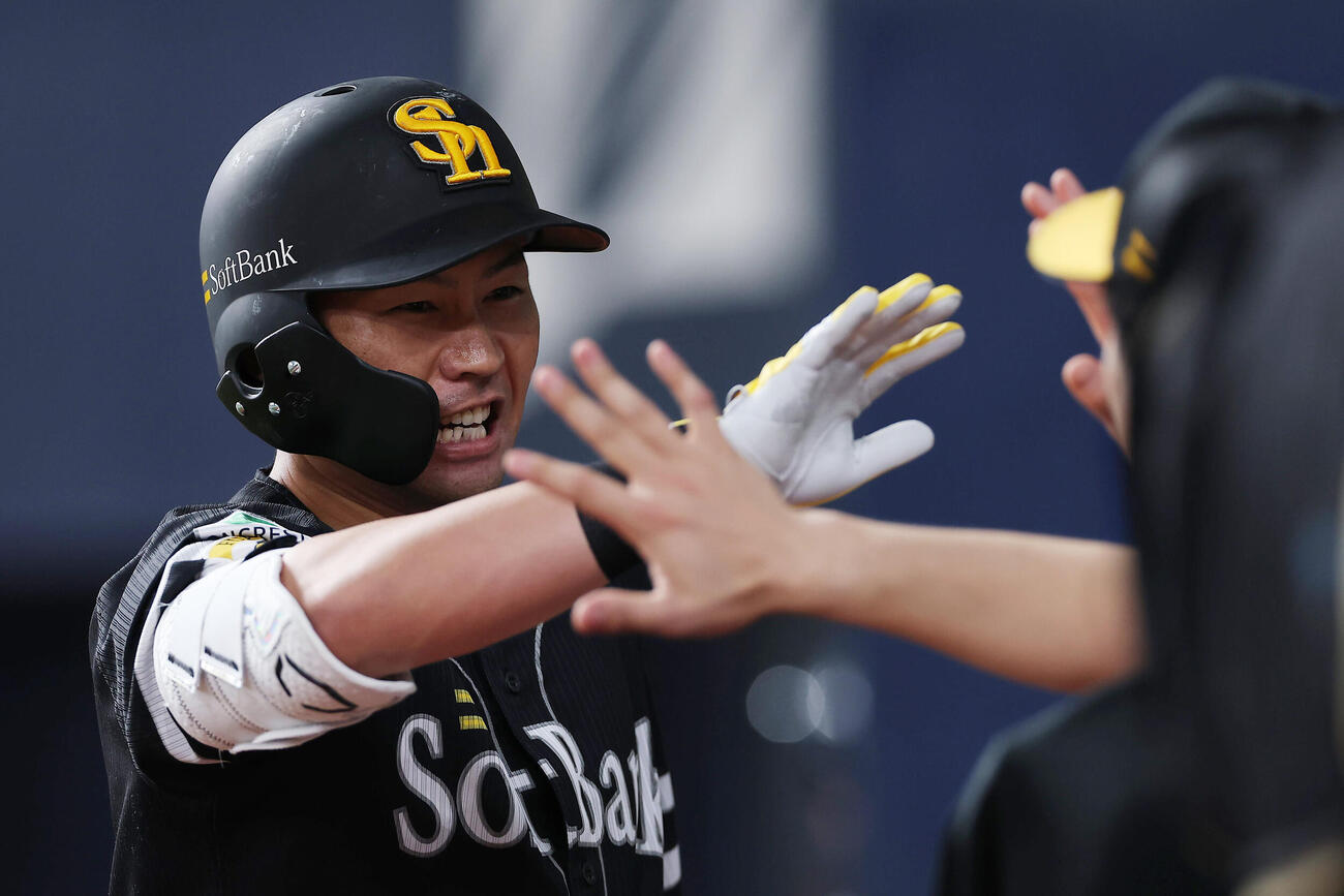 オリックス対ソフトバンク　8回表ソフトバンク1死三塁、勝ち越し打を放ちナインに迎えられる中村晃（撮影・前田充）