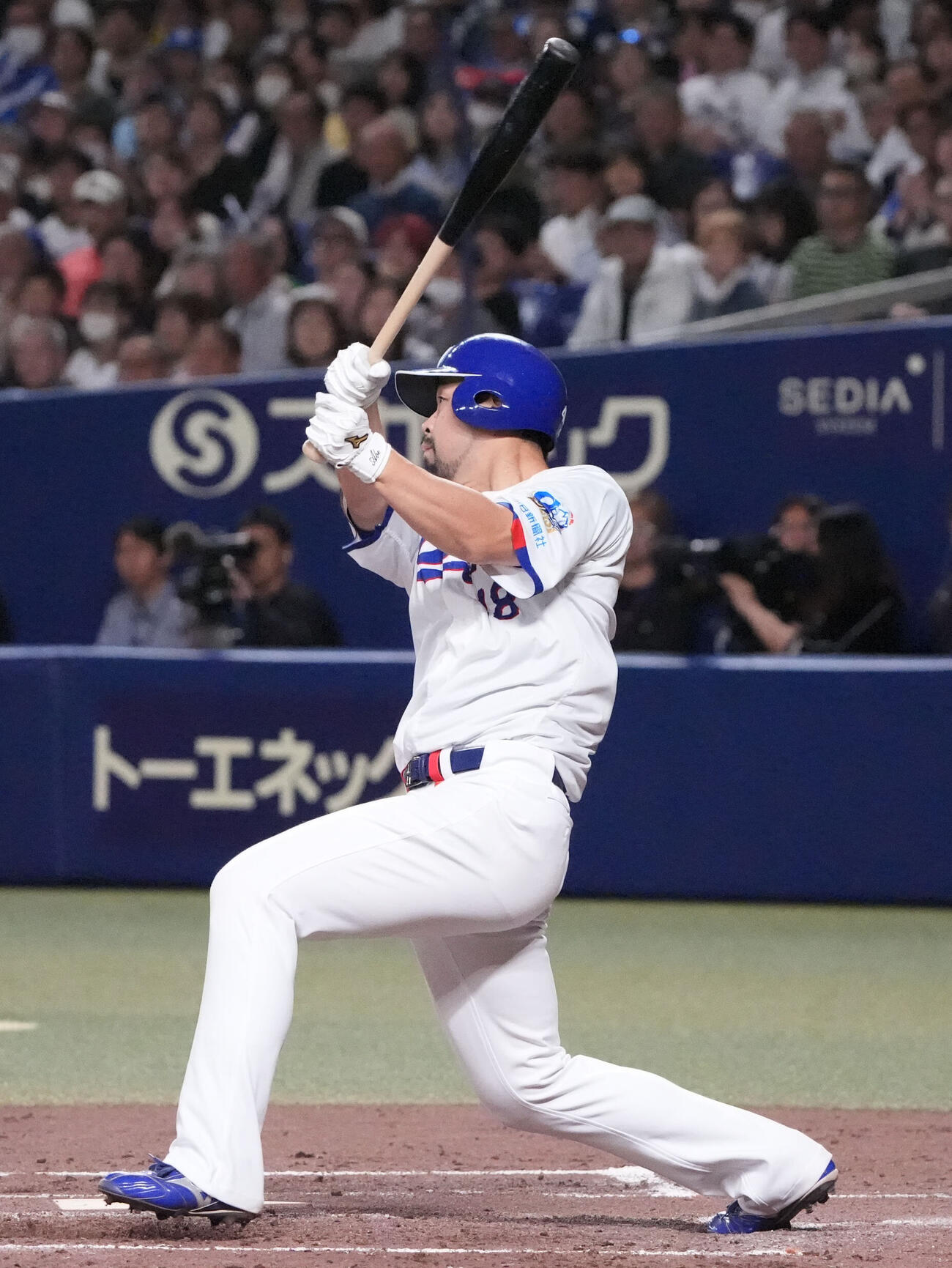 中日対DeNA 4回裏中日1死二塁、2点本塁打を放つ阿部寿樹（撮影・森本幸一）