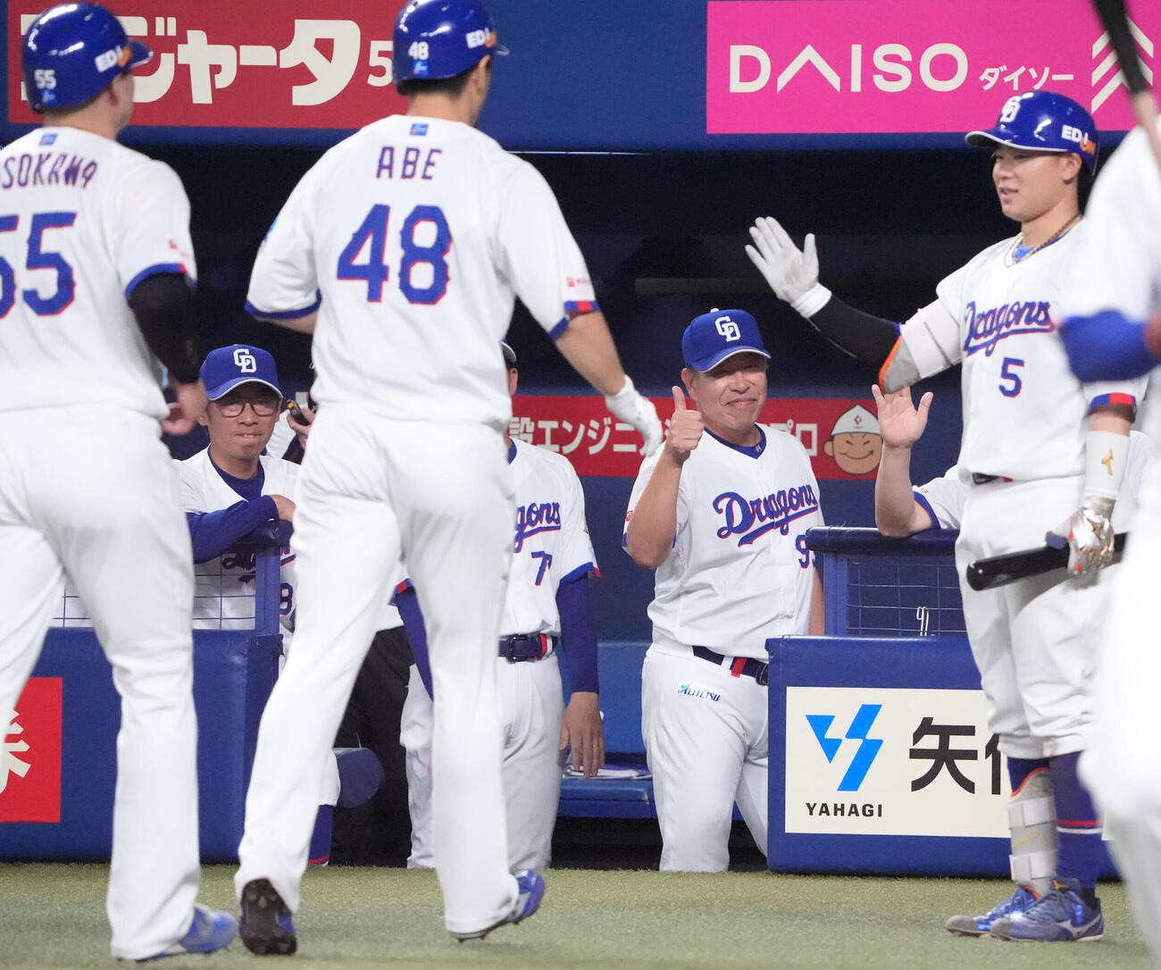 中日対DeNA 4回裏中日1死二塁、井上一樹監督（中央）は2点本塁打を放った阿部寿樹を迎える（撮影・森本幸一）