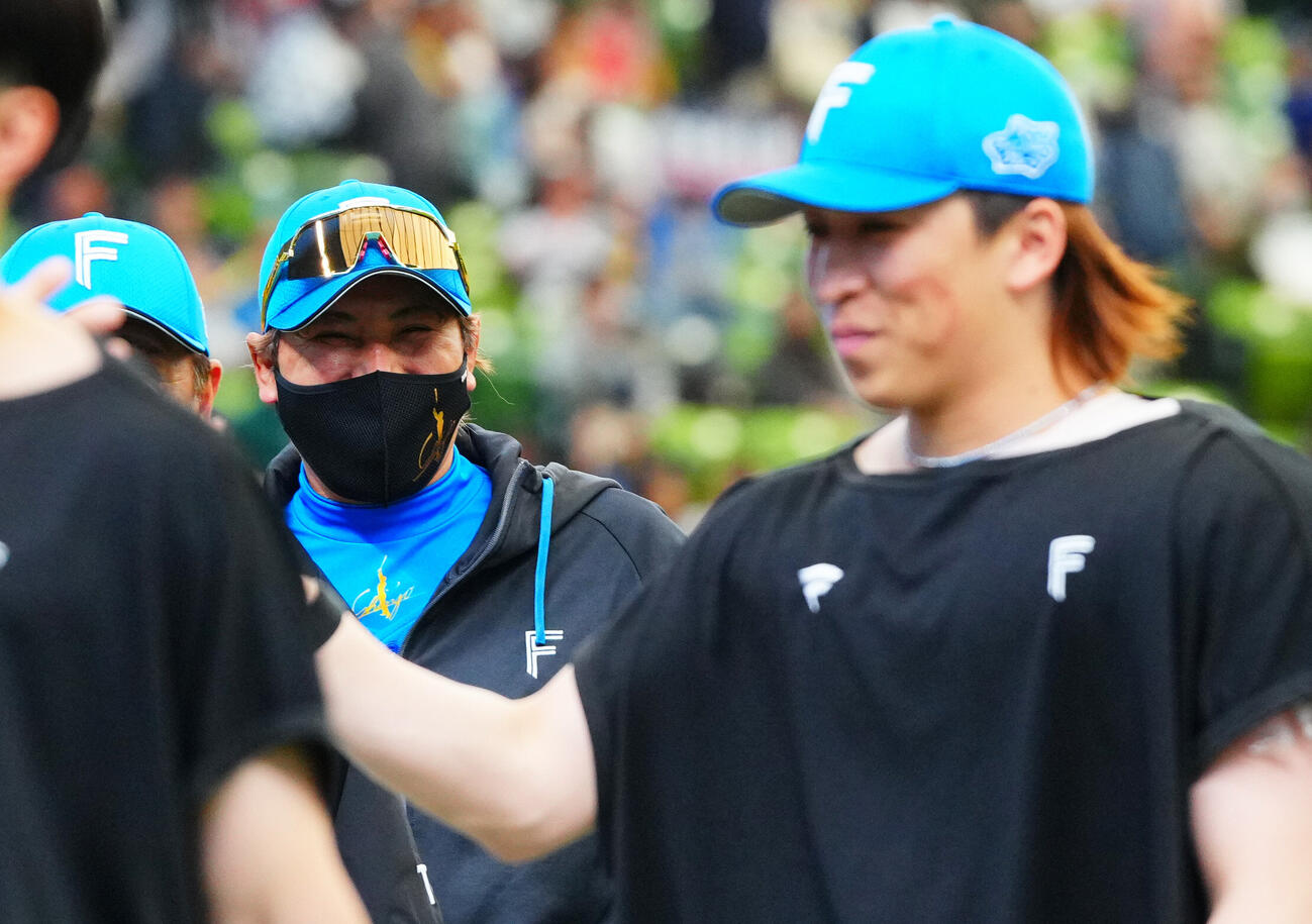 西武対日本ハム　西武に勝利した日本ハム新庄剛志監督（左）は細野晴希に笑顔で声をかける（撮影・垰建太）