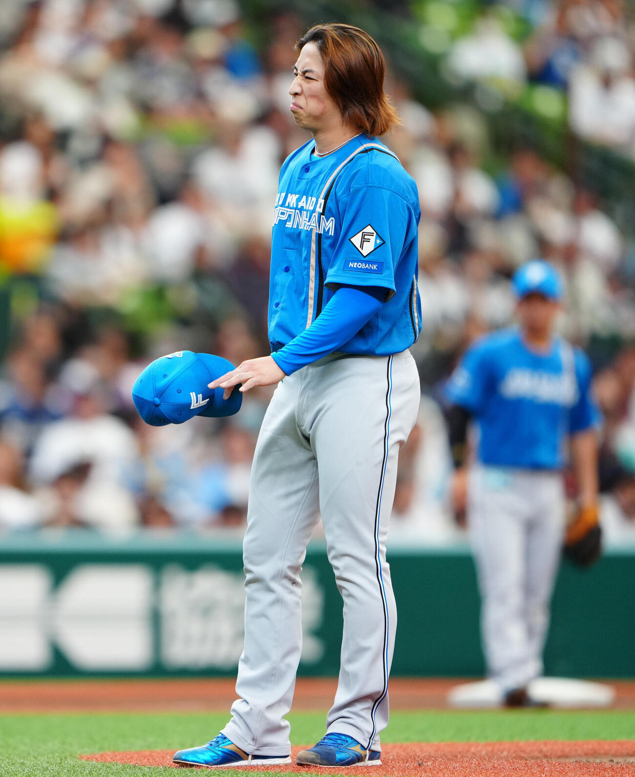 西武対日本ハム　8回裏西武2死一、二塁、岸潤一郎に2者連続となる死球を当て謝る細野晴希（撮影・垰建太）