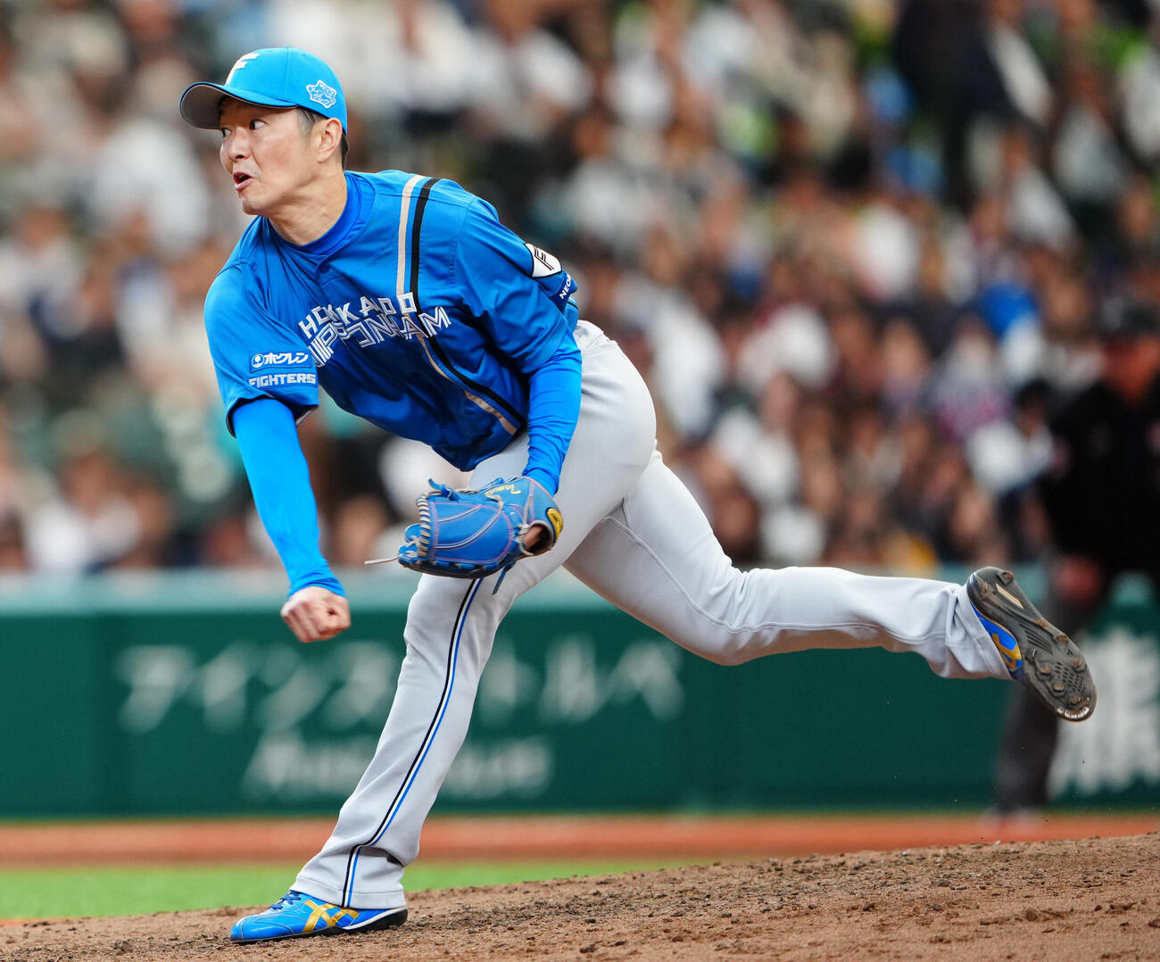 西武対日本ハム　8回裏西武2死満塁、日本ハム2番手で登板し力投する玉井大翔撮影・垰建太）