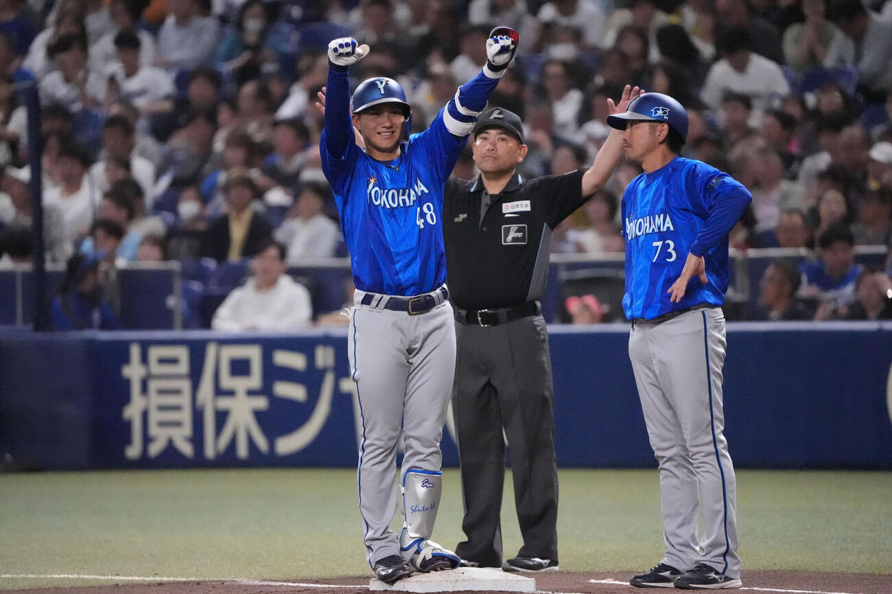 中日対DeNA 5回表DeNA2死一塁、成瀬脩人（左）は安打を放ちベンチへ向かってアピールする（撮影・森本幸一）