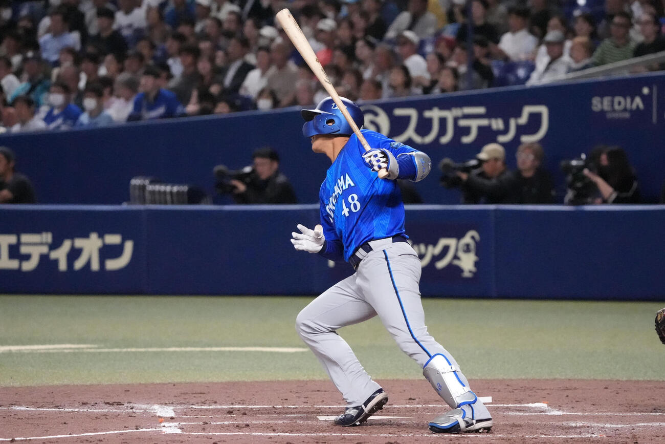 中日対DeNA 5回表DeNA2死一塁、成瀬脩人は安打を放つ（撮影・森本幸一）