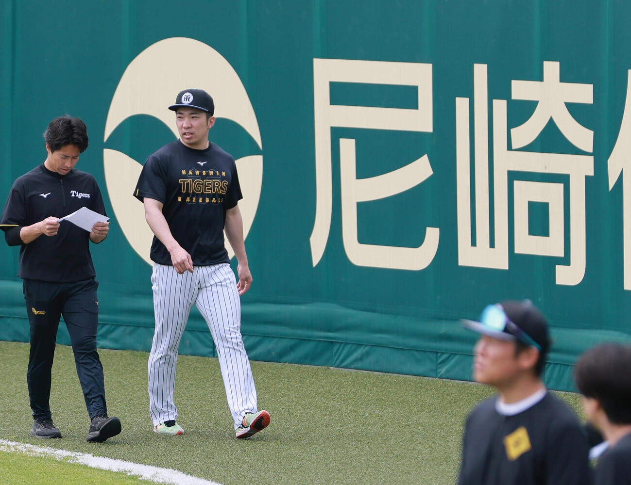 SGLスタジアムでウォーキングする阪神石井大智（撮影・上山淳一）