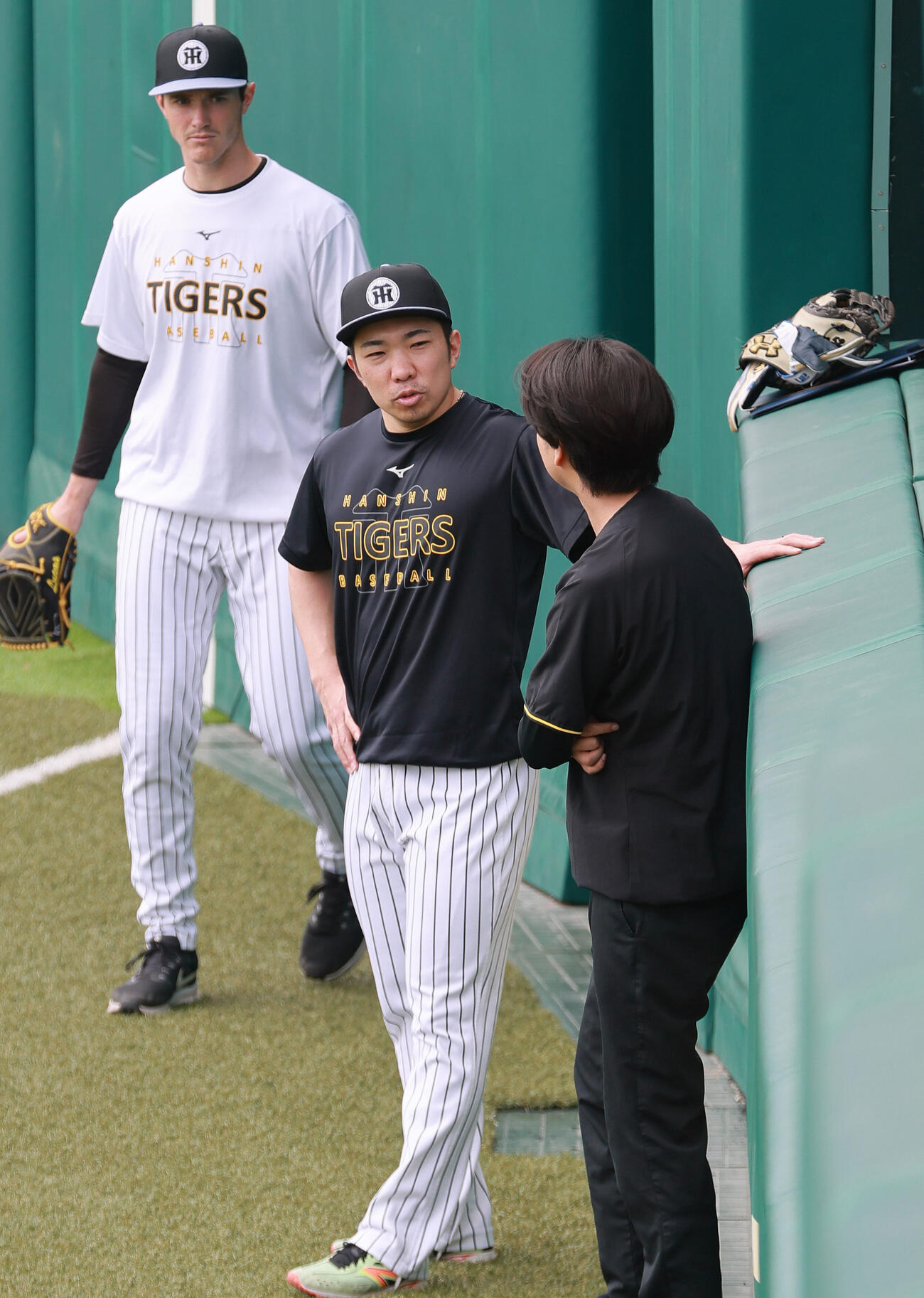 SGLスタジアムでウォーキングする阪神石井大智（中央）。左はイーストン・ルーカス（撮影・上山淳一）