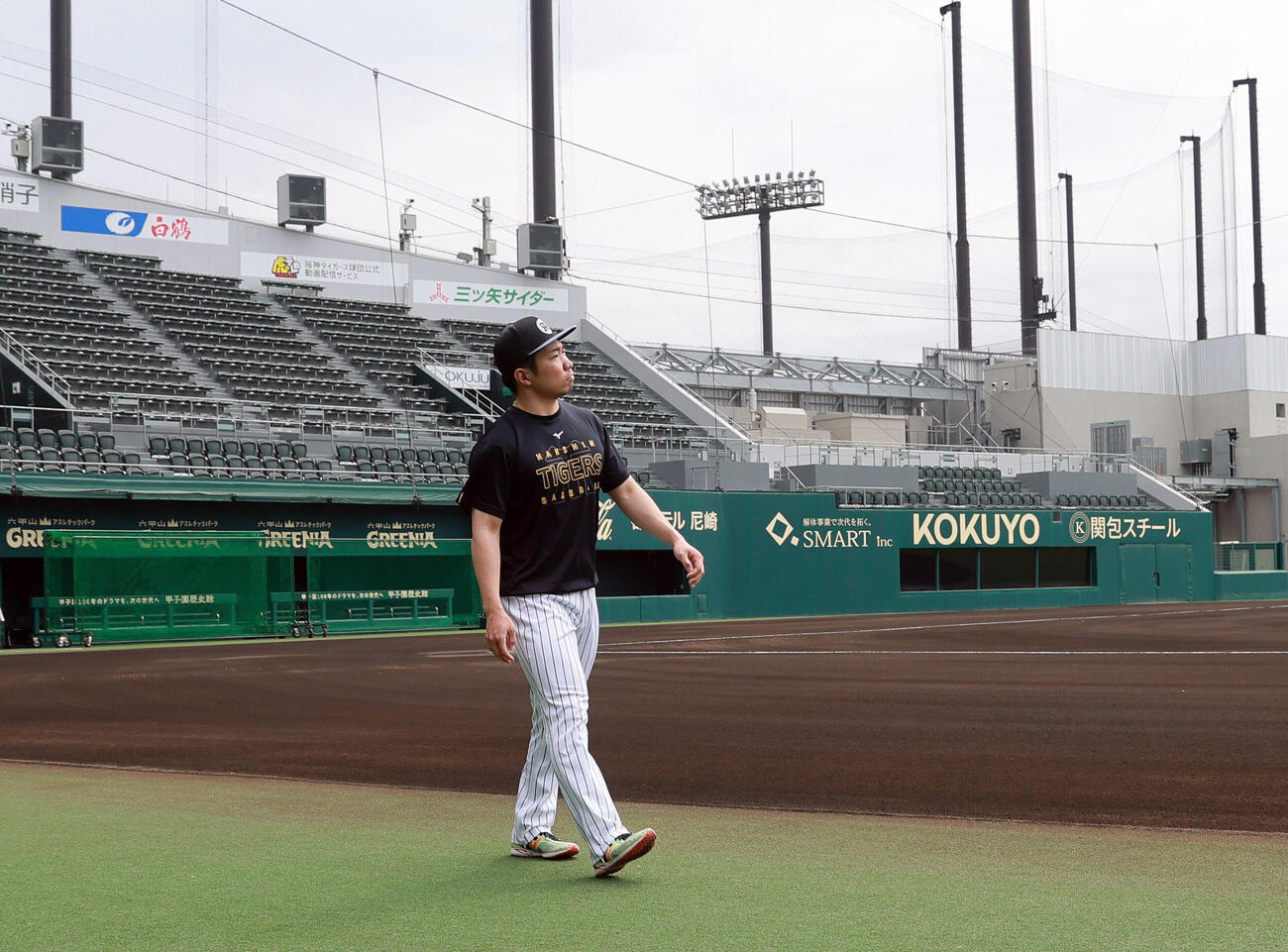 SGLスタジアムでウォーキングする阪神石井大智（撮影・上山淳一）