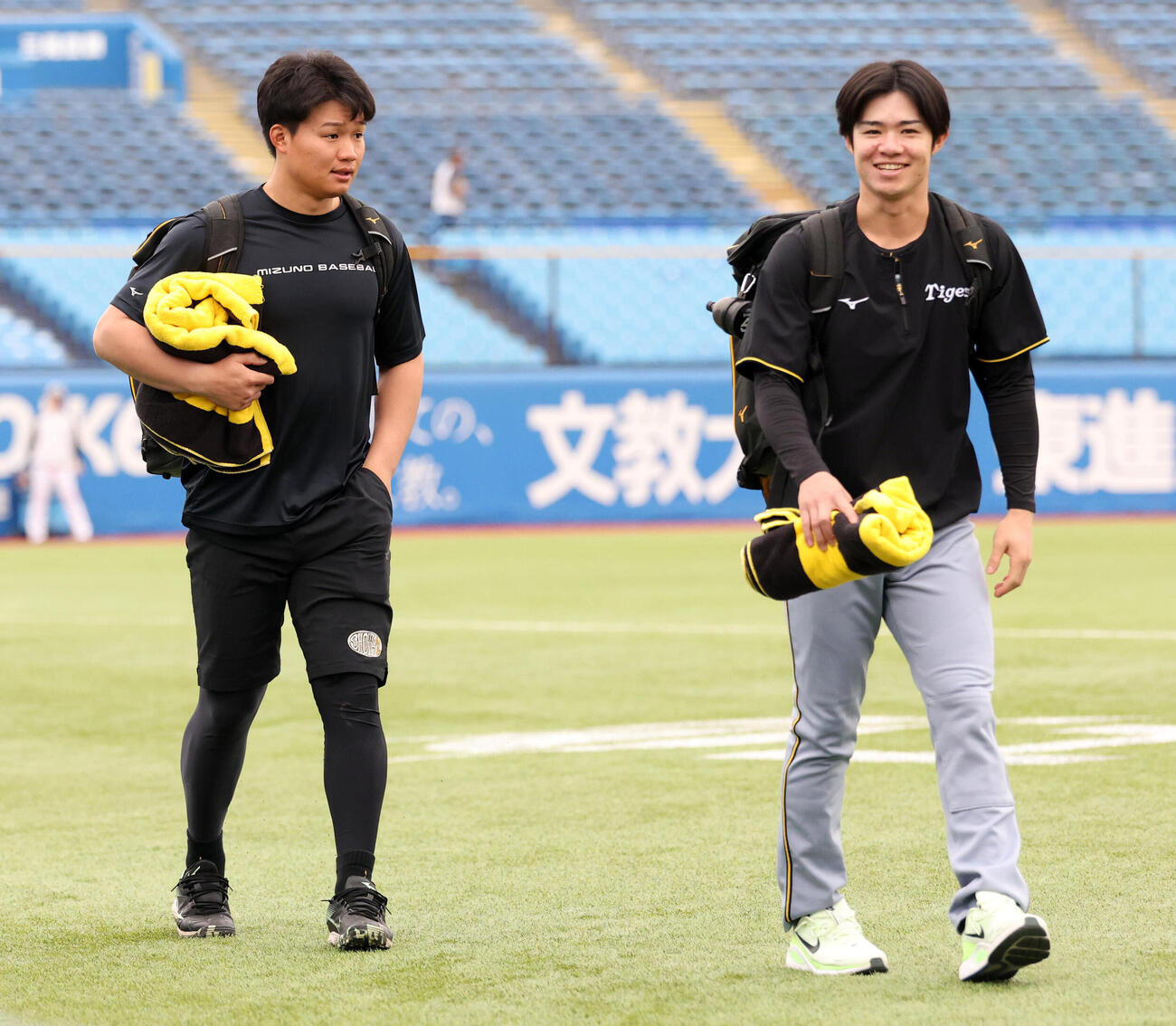 ヤクルト対阪神　談笑しながらグラウンド入りする阪神森下翔太（左）と中野拓夢（撮影・浅見桂子）