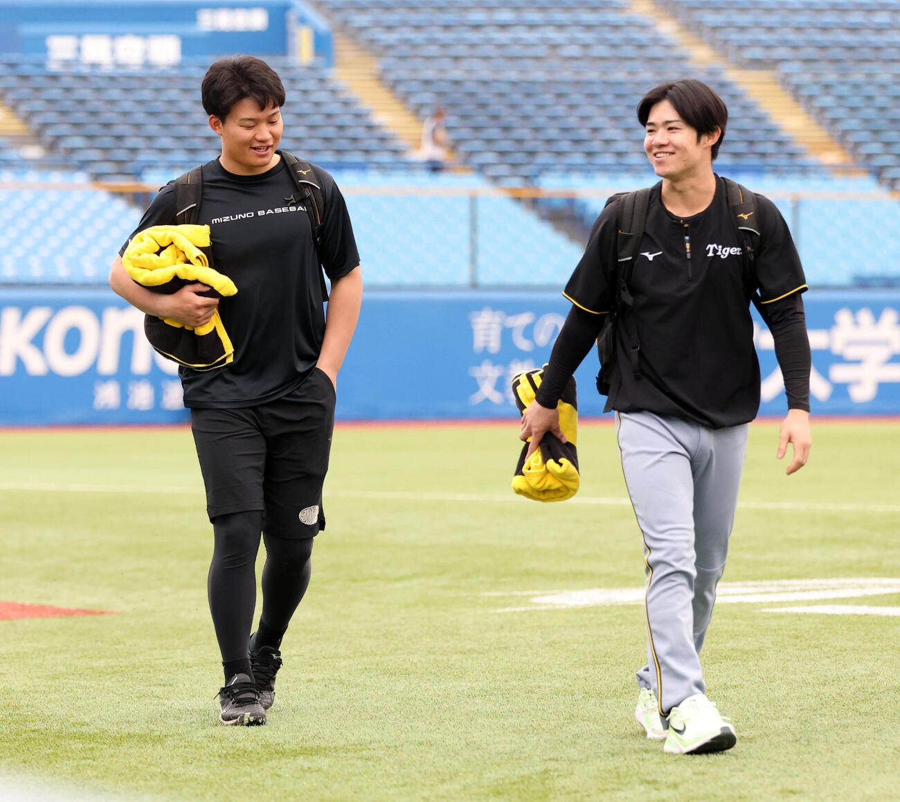 ヤクルト対阪神　談笑しながらグラウンド入りする阪神森下翔太（左）と中野拓夢（撮影・浅見桂子）