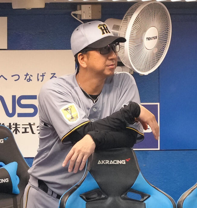 厳しい表情で戦況を見つめる阪神藤川監督（2026年4月28日撮影）