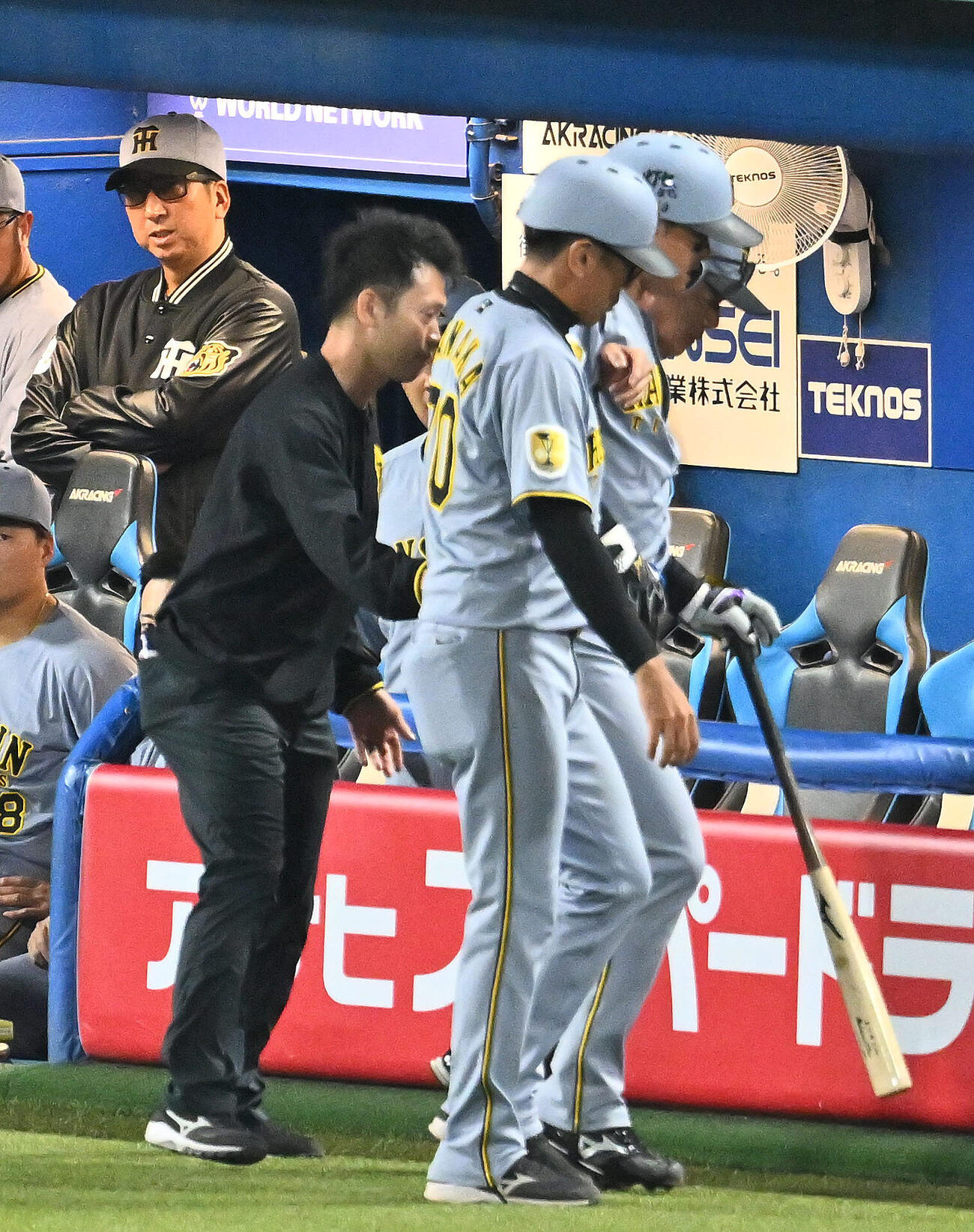 アクシデントでベンチへ引き揚げる森下を見守る藤川監督（後方）（2026年4月28日撮影）
