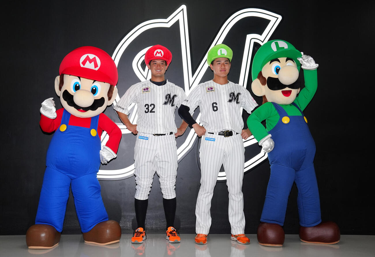 ロッテ対楽天　マリオ（左）、ルイージ（右）と記念撮影するロッテ西川史礁（中央右）と佐藤都志也（撮影・鈴木みどり）