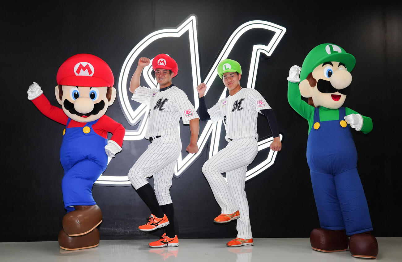 ロッテ対楽天　マリオ（左）、ルイージ（右）と記念撮影するロッテ西川史礁（中央右）と佐藤都志也（撮影・鈴木みどり）