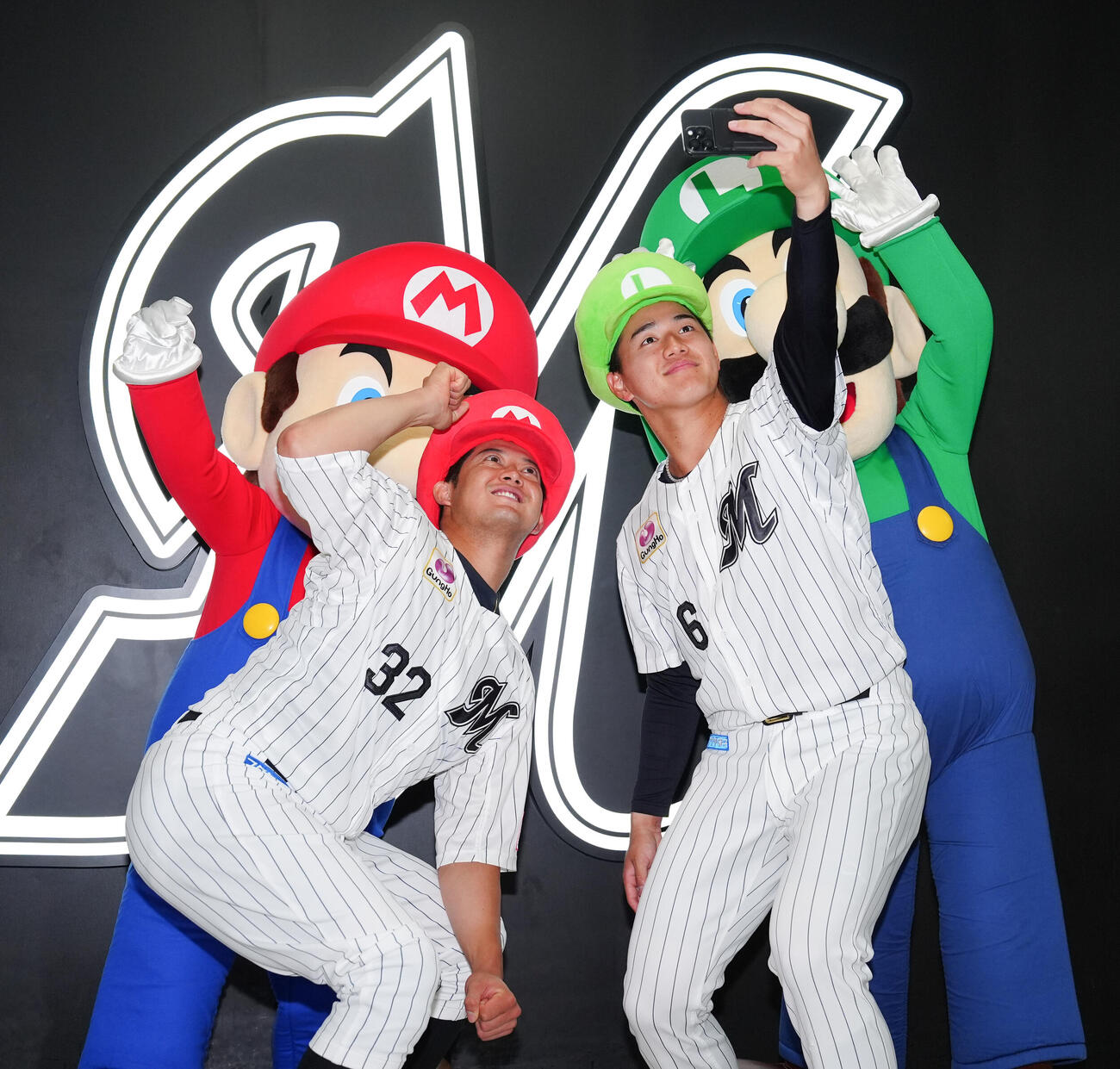 ロッテ対楽天　マリオ（左後方）、ルイージ（右後方）と自撮りするロッテ佐藤都志也（左）と西川史礁（撮影・鈴木みどり）