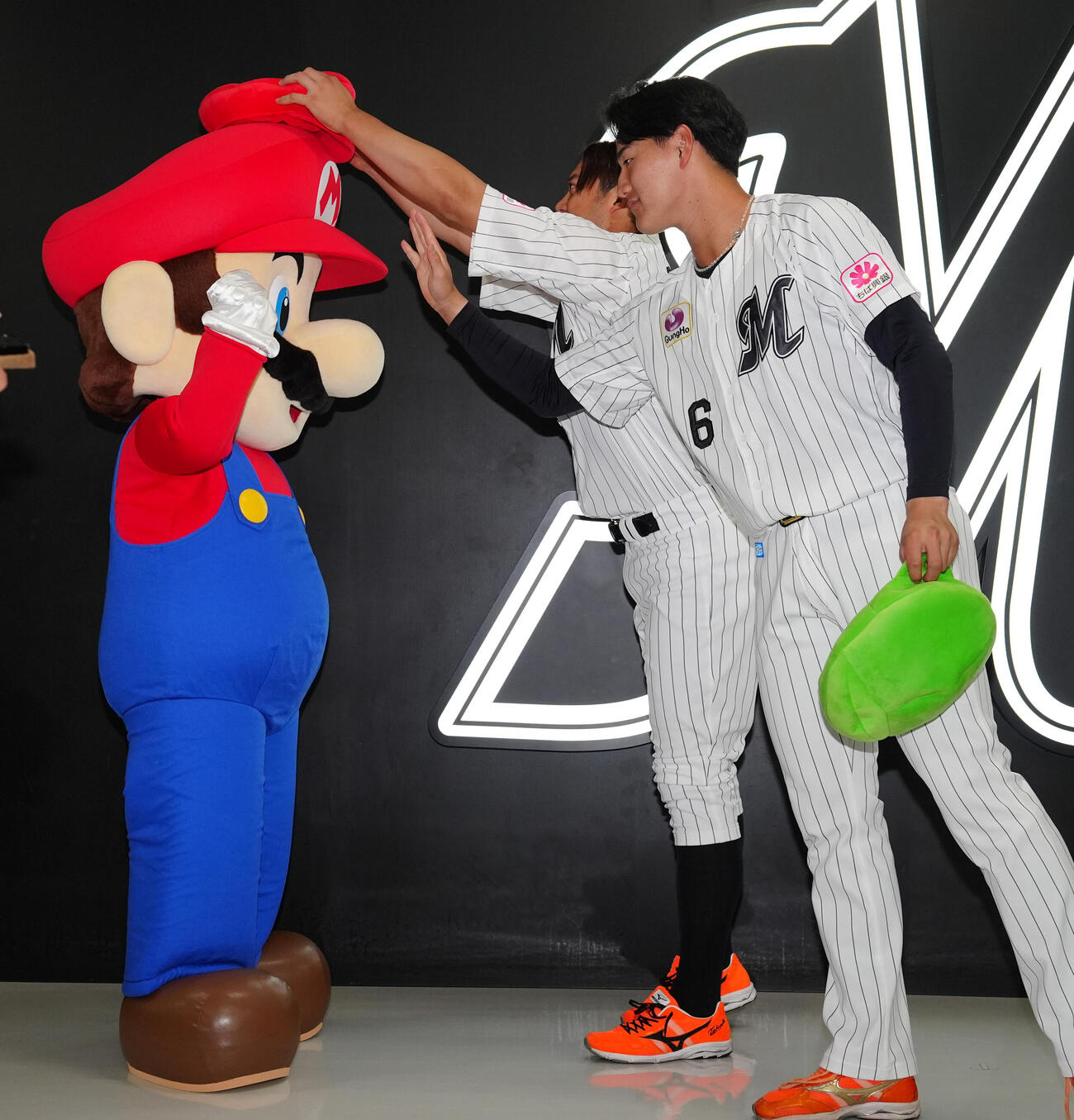 ロッテ対楽天　マリオ（左）、に帽子を被せるロッテ佐藤都志也（後方）。右手前は西川史礁（撮影・鈴木みどり）
