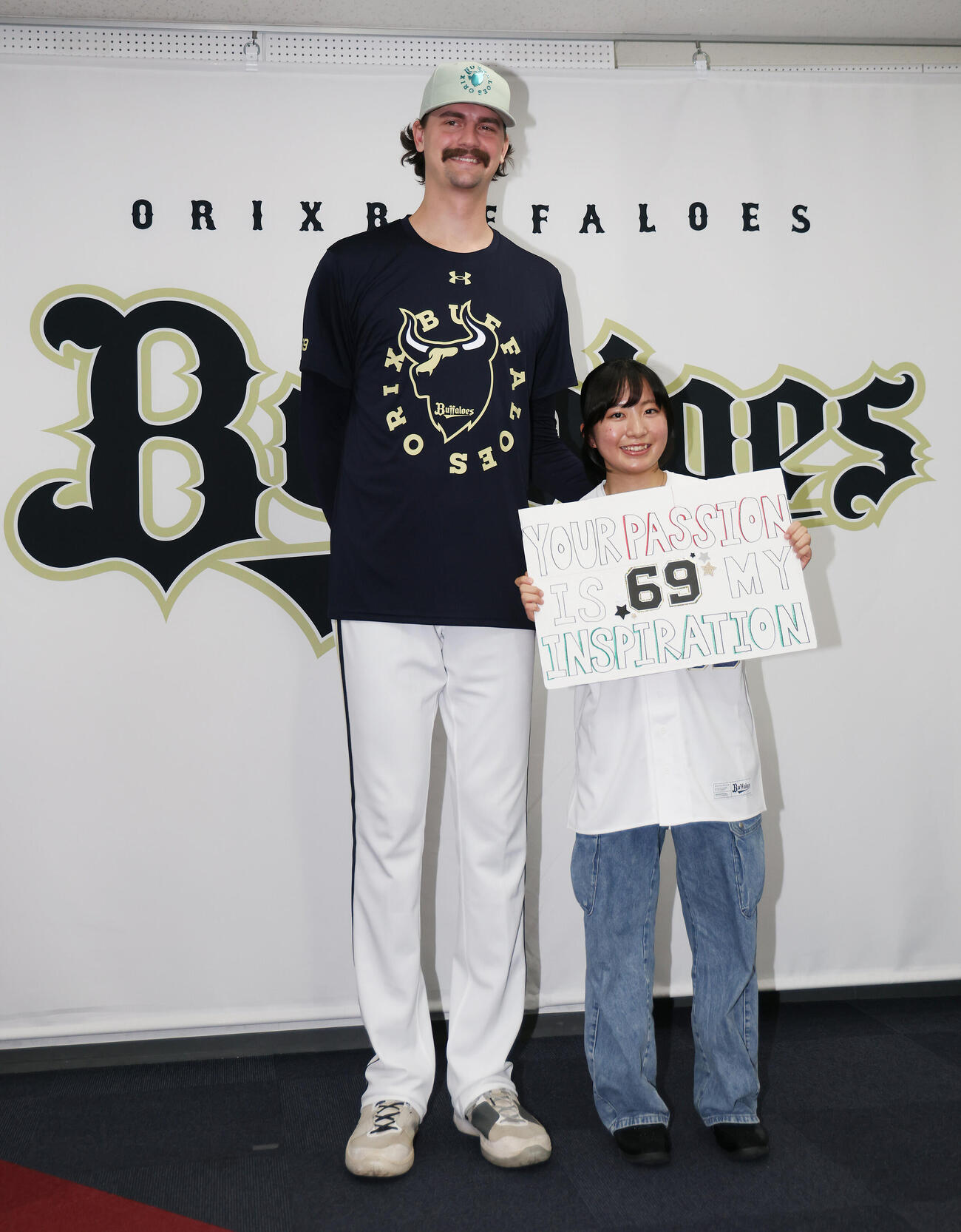 オリックス「オリ夢企画！あなたの夢を叶えます」で高橋すみれさんと記念写真に納まるショーン・ジェリー（撮影・前田充）