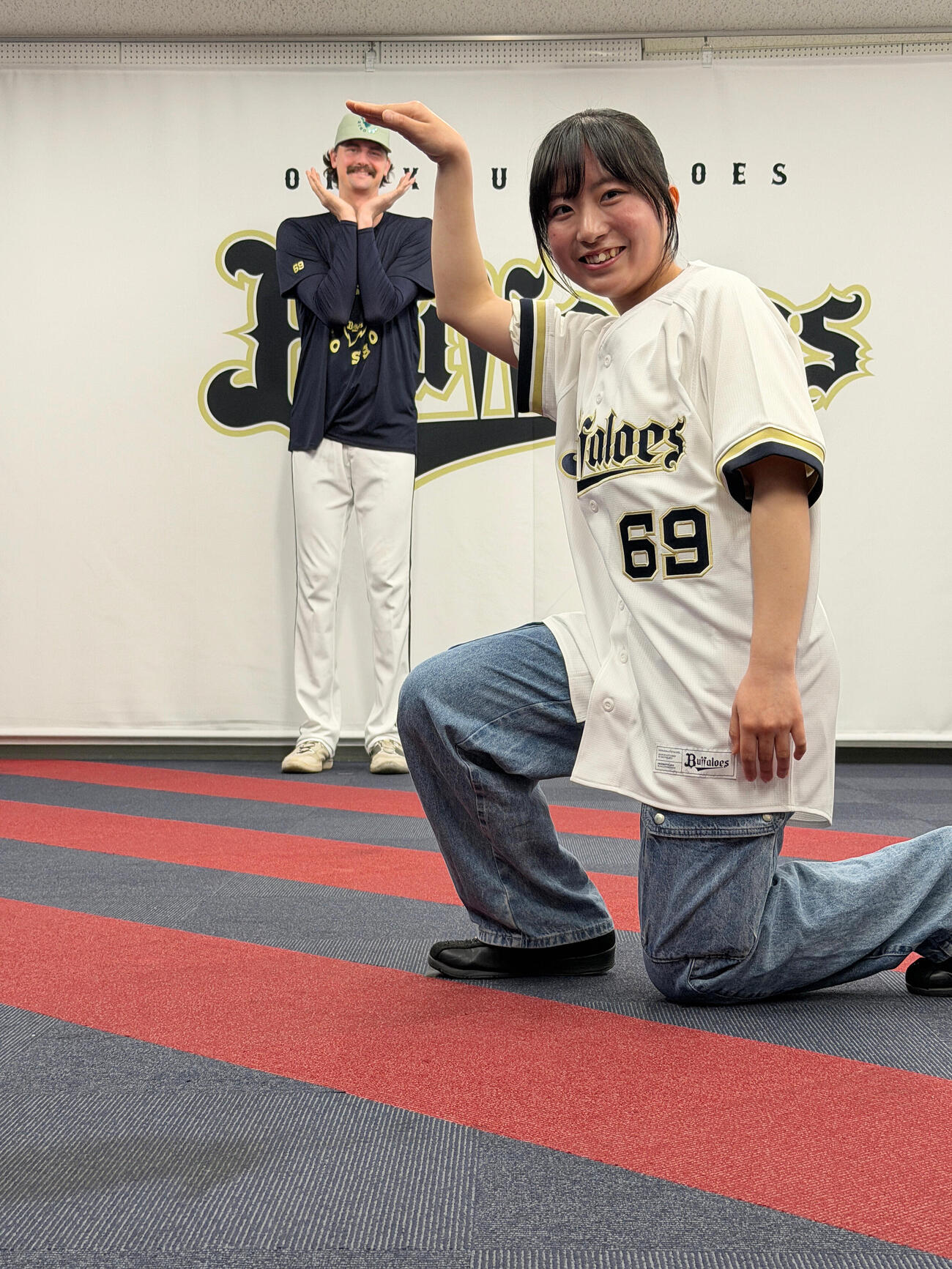 オリックス「オリ夢企画！あなたの夢を叶えます」で高橋すみれさんの夢を叶えるショーン・ジェリー（球団提供）