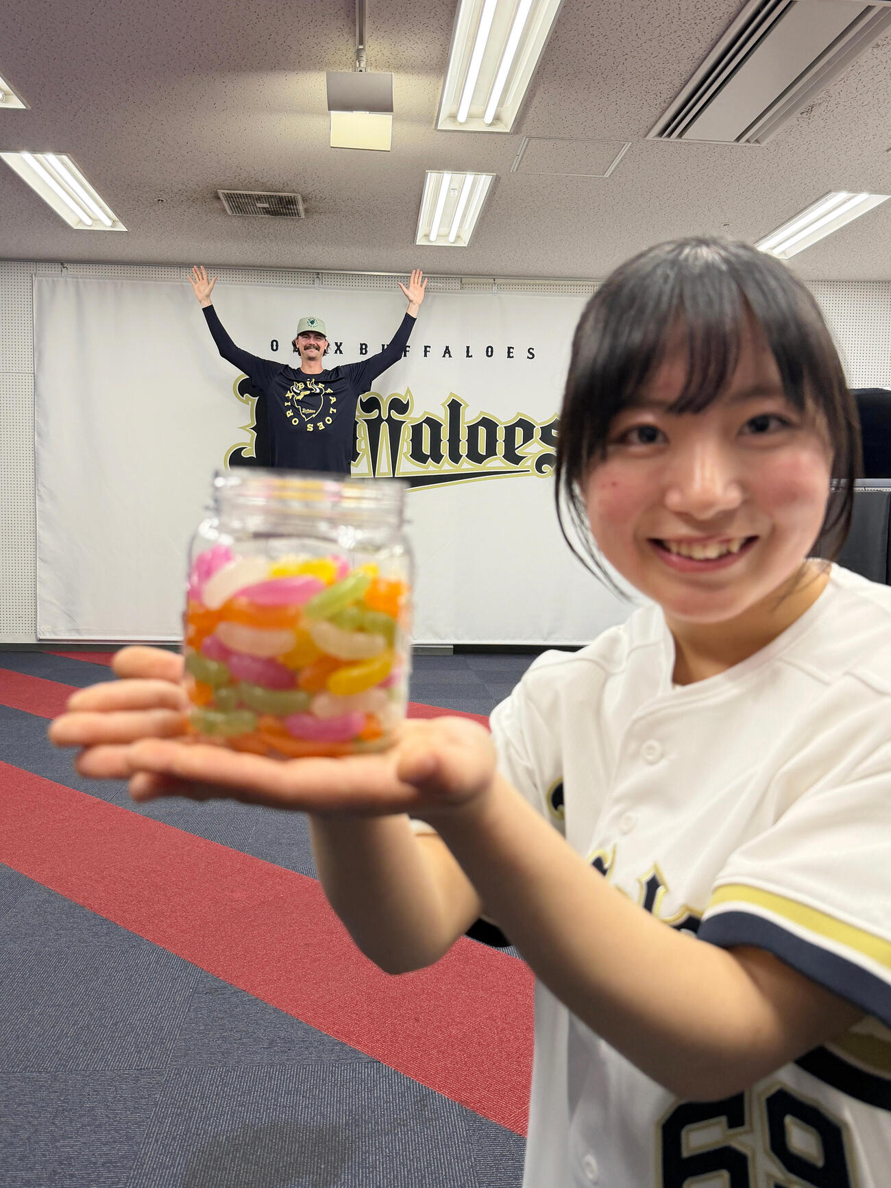オリックス「オリ夢企画！あなたの夢を叶えます」で高橋すみれさんの夢を叶えるショーン・ジェリー（撮影・前田充）
