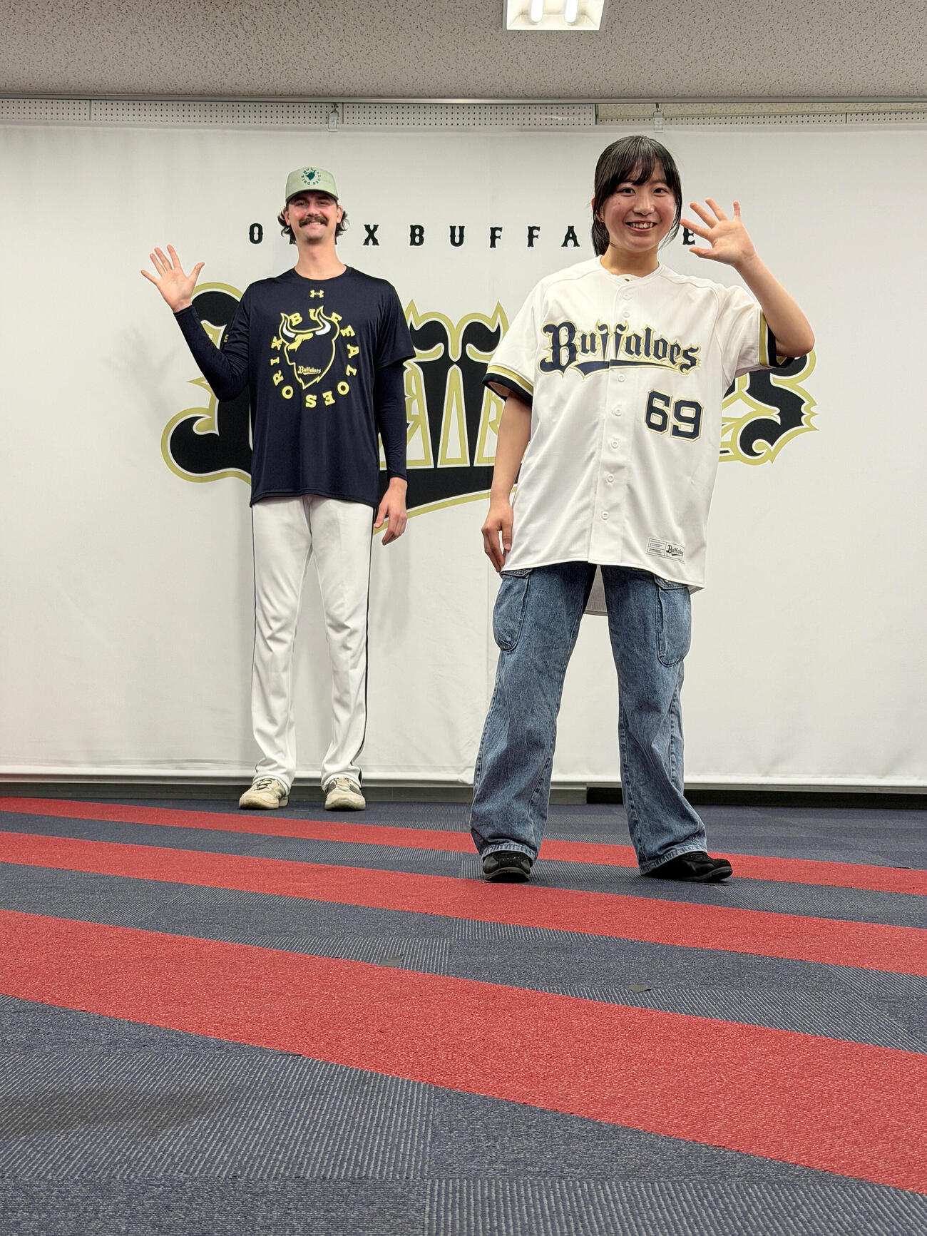 オリックス「オリ夢企画！あなたの夢を叶えます」で高橋すみれさんの夢を叶えるショーン・ジェリー（球団提供）