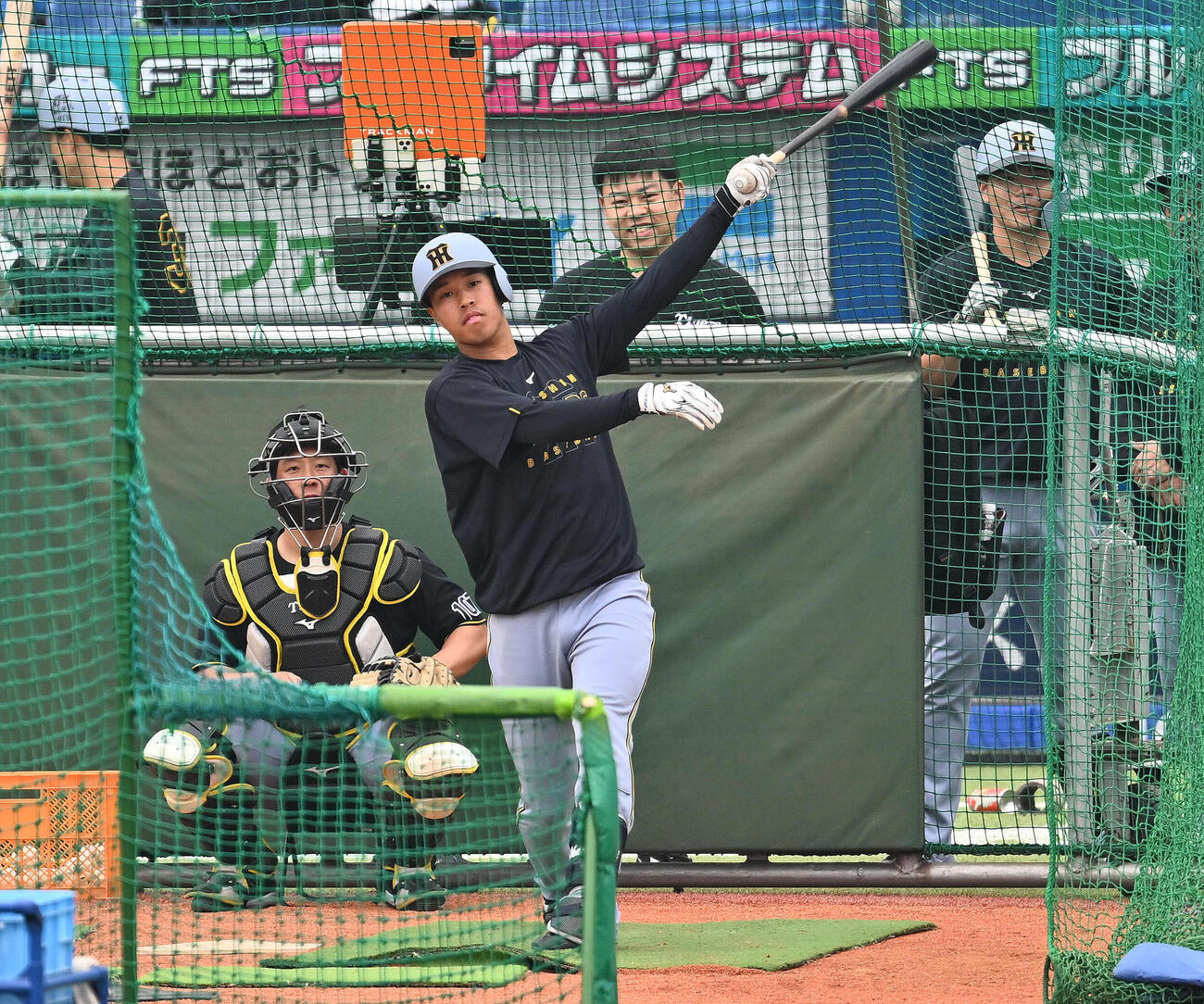 ヤクルト対阪神　試合前練習でフリー打撃する阪神岡城快生（撮影・滝沢徹郎）