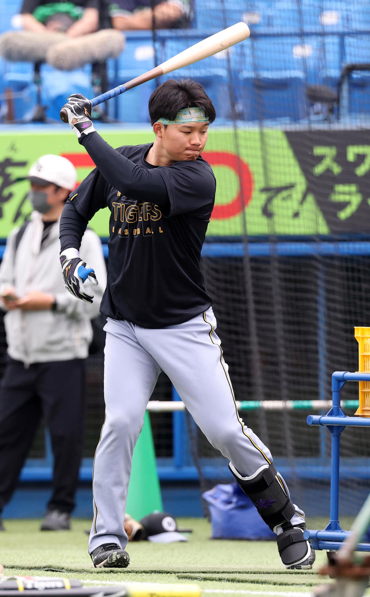 ヤクルト対阪神　阪神森下翔太は、左足つま先まで守るプロテクターをつけてティー打撃する（撮影・浅見桂子）