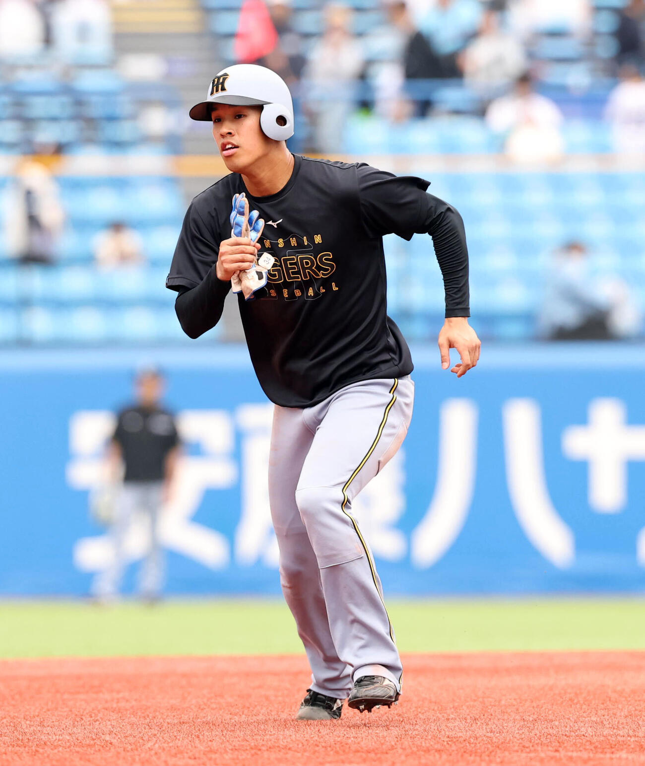 ヤクルト対阪神　阪神岡城快生は走塁練習する（撮影・浅見桂子）