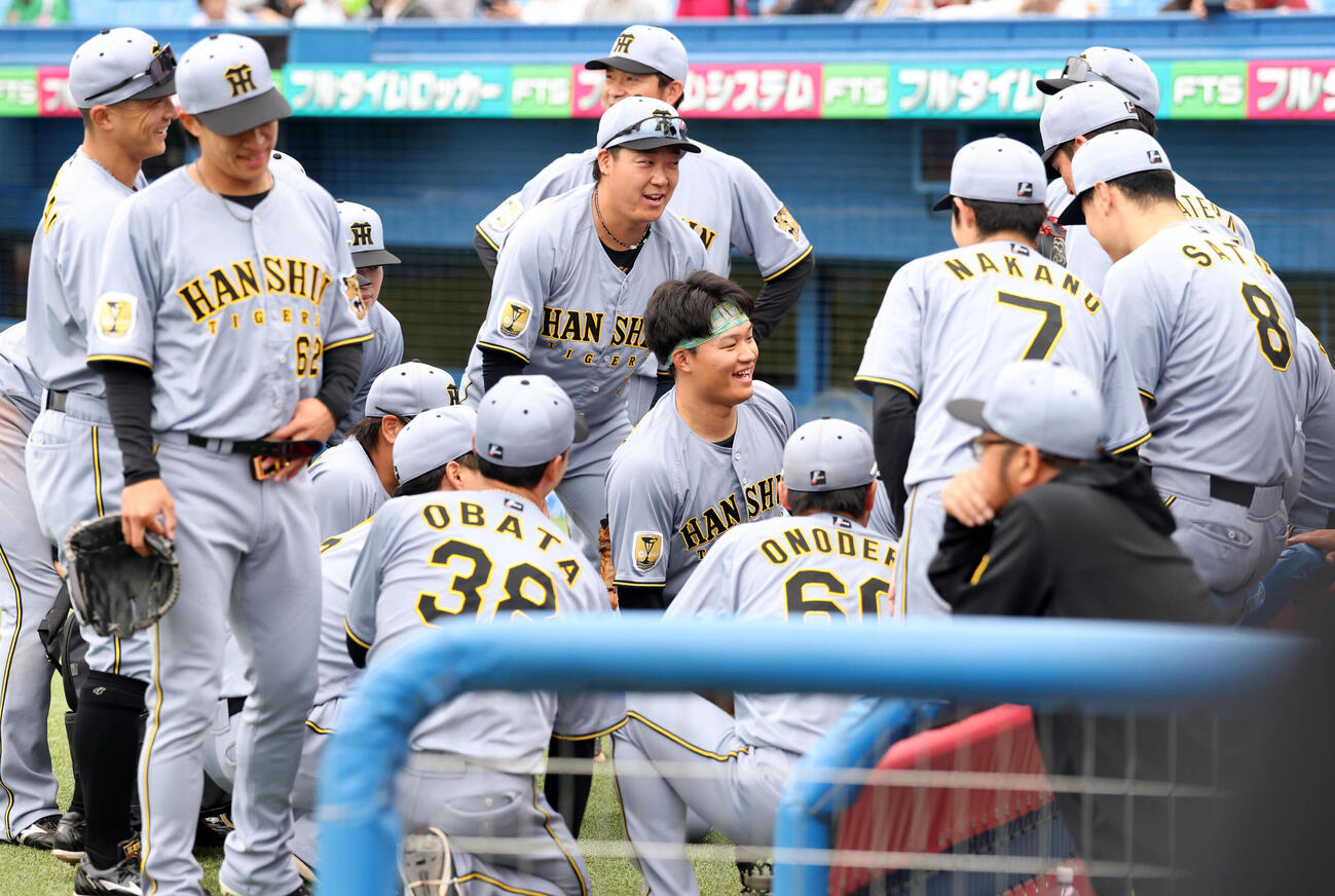 ヤクルト対阪神　試合前円陣で笑顔を見せる阪神森下翔太（中央）（撮影・浅見桂子）