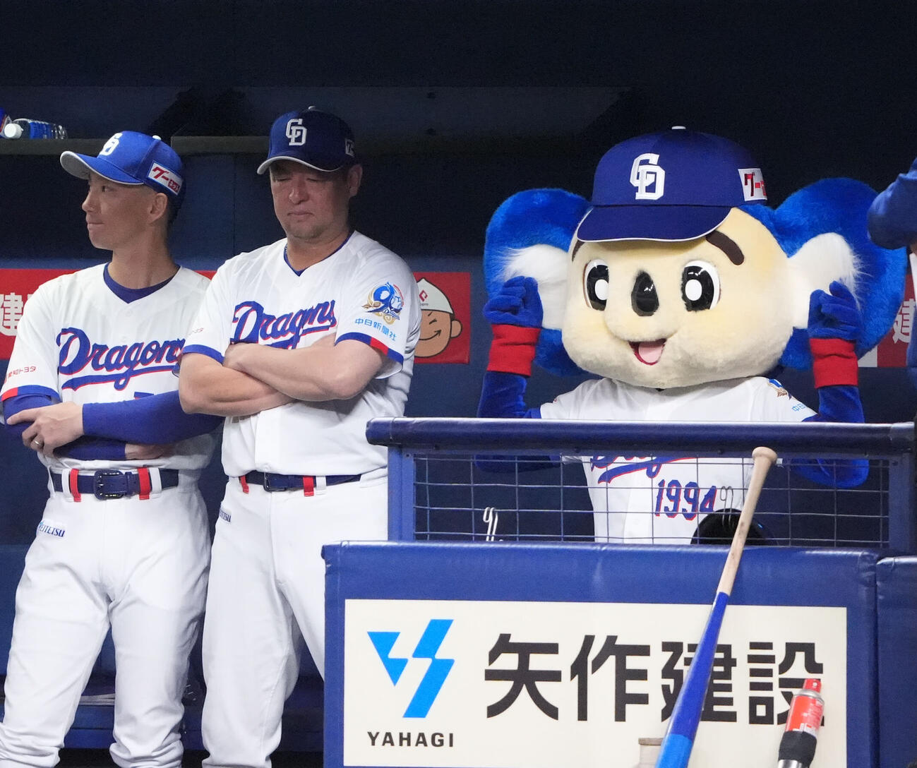 中日対DeNA　試合前、ベンチに入るドアラ（撮影・森本幸一）