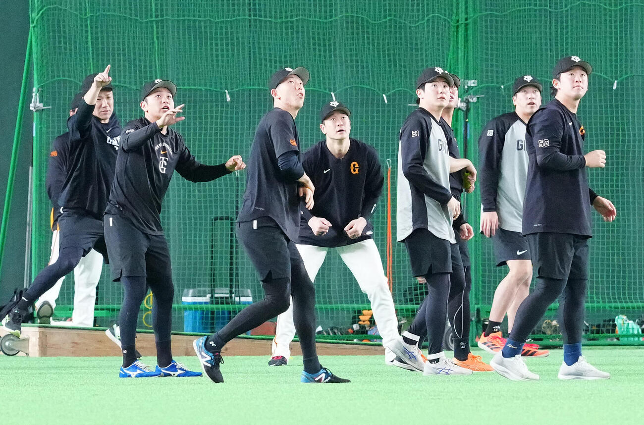 巨人対広島　試合前練習中、打球の行方を見つめる巨人投手陣（撮影・江口和貴）