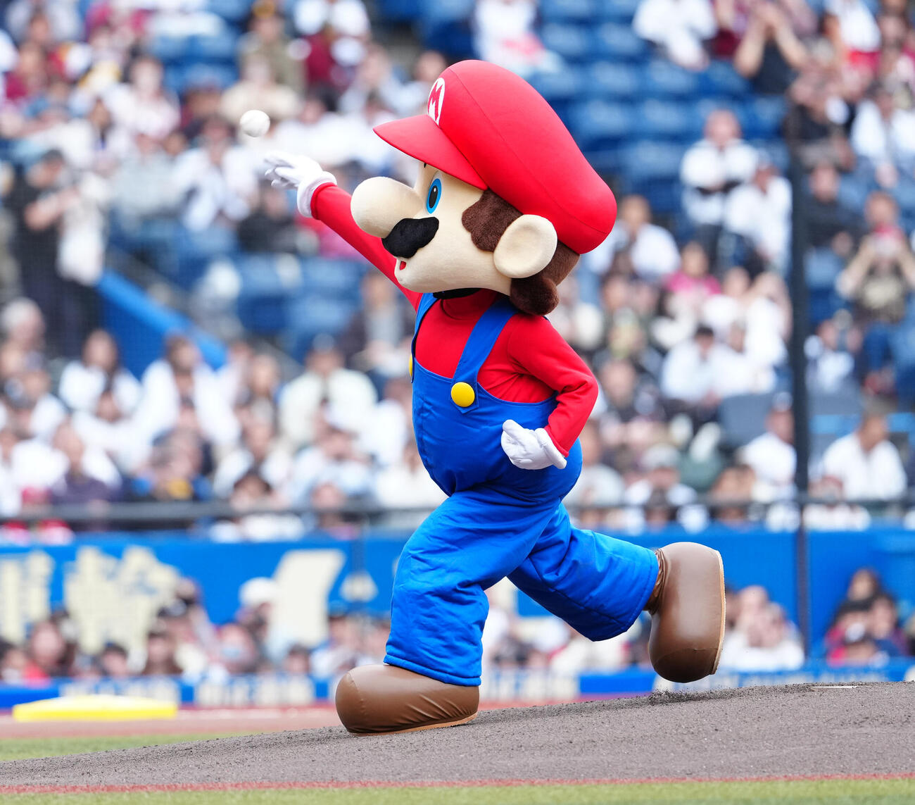 ロッテ対楽天　ファーストピッチで投球するマリオ（撮影・鈴木みどり）