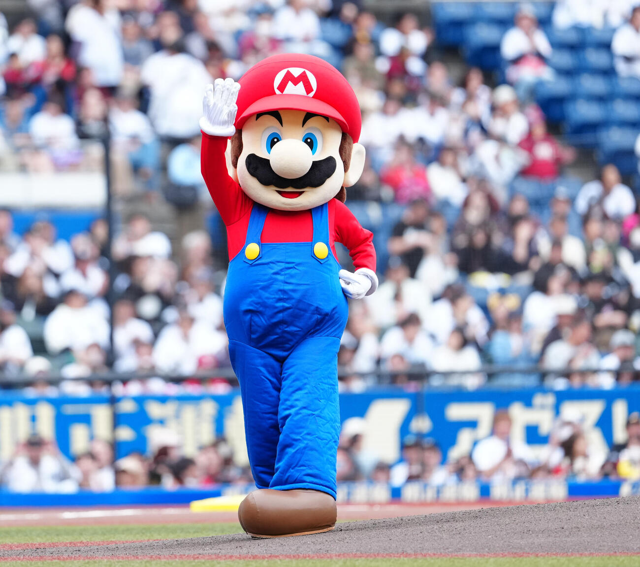 ロッテ対楽天　ファーストピッチで投球し、声援に応えるマリオ（撮影・鈴木みどり）