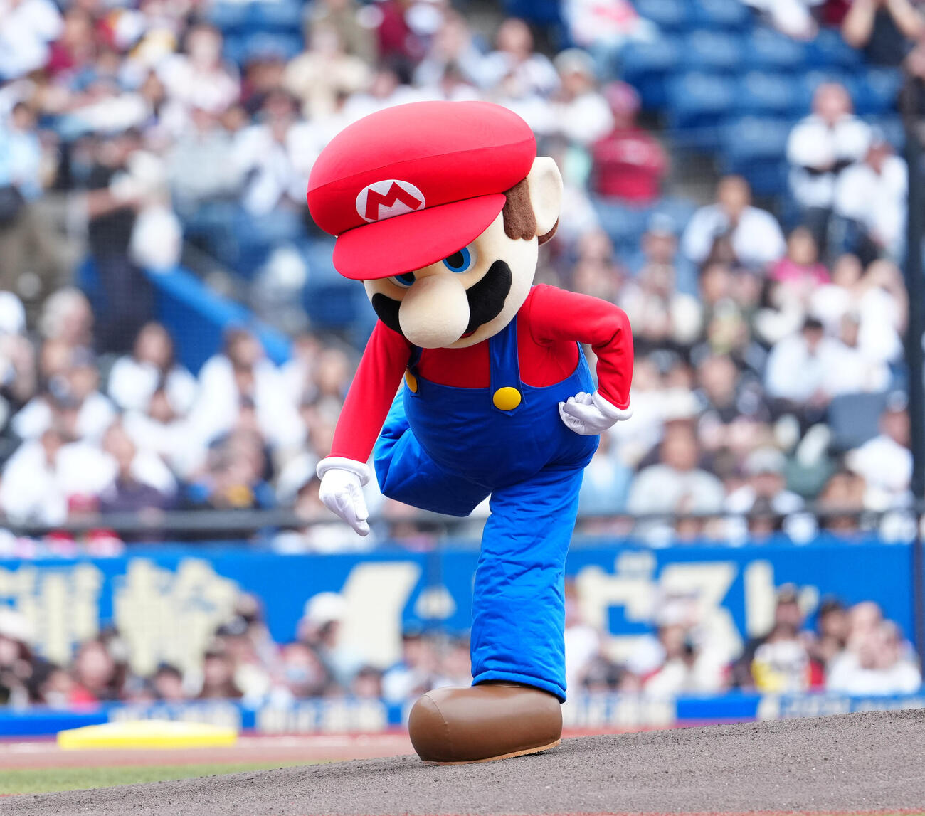 ロッテ対楽天　ファーストピッチで投球するマリオ（撮影・鈴木みどり）