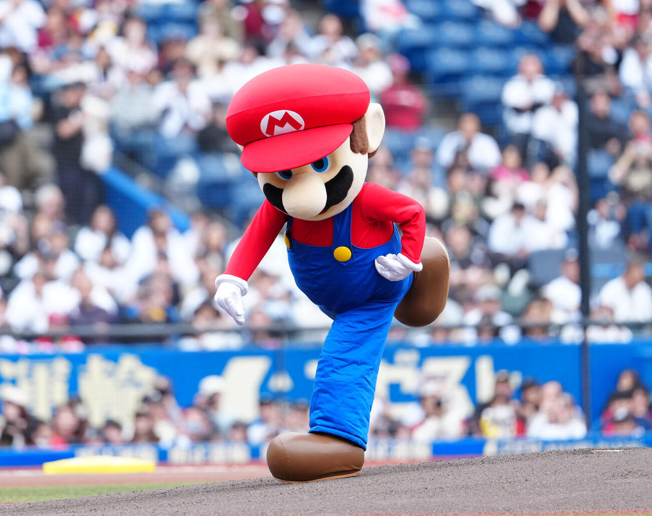 ロッテ対楽天　ファーストピッチで投球するマリオ（撮影・鈴木みどり）
