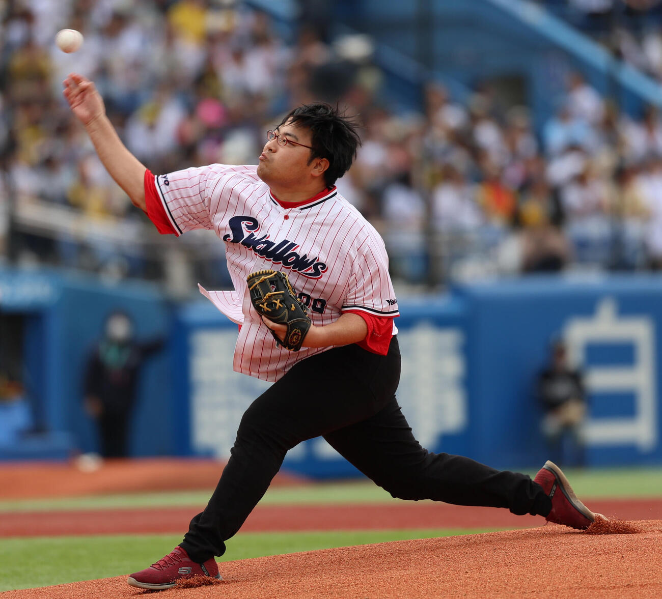 ヤクルト対阪神　始球式を行う高田ふーみん（撮影・水谷安孝）