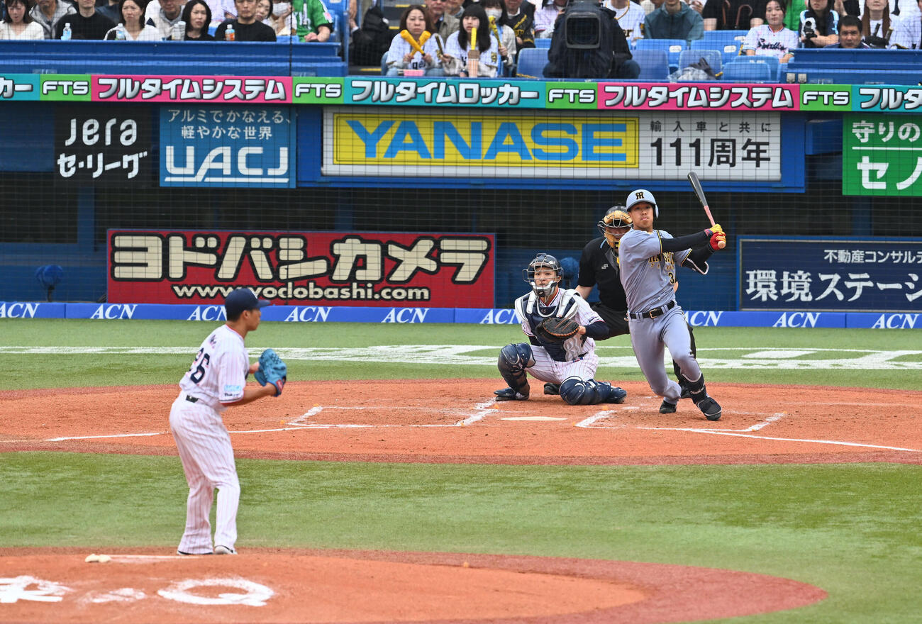 ヤクルト対阪神　3回表阪神2死一塁、岡城快生はプロ初安打の先制適時二塁打を放つ。投手山野太一（撮影・滝沢徹郎）