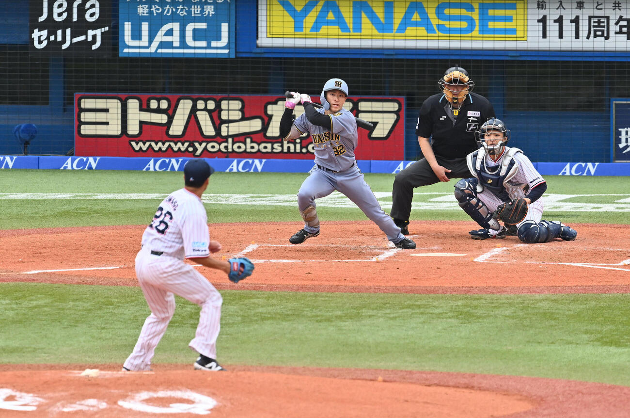 ヤクルト対阪神　3回表阪神2死、福島圭音は中前打を放つ。投手山野太一（撮影・滝沢徹郎）