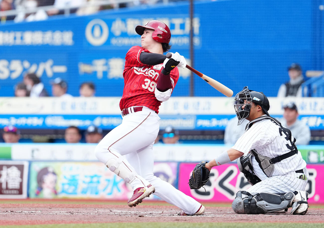 ロッテ対楽天　3回表楽天1死一、三塁、適時二塁打を放つ伊藤裕季也（撮影・鈴木みどり）