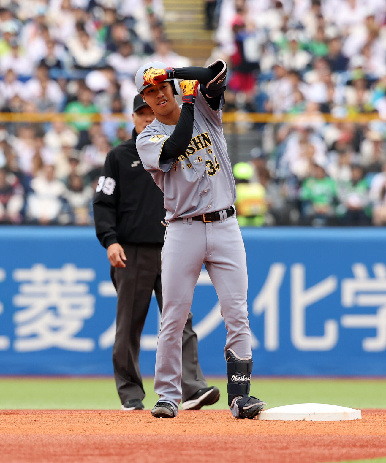 ヤクルト対阪神　3回表阪神2死一塁、岡城快生はプロ初安打が先制適時二塁打となり「Tポーズ」（撮影・浅見桂子）