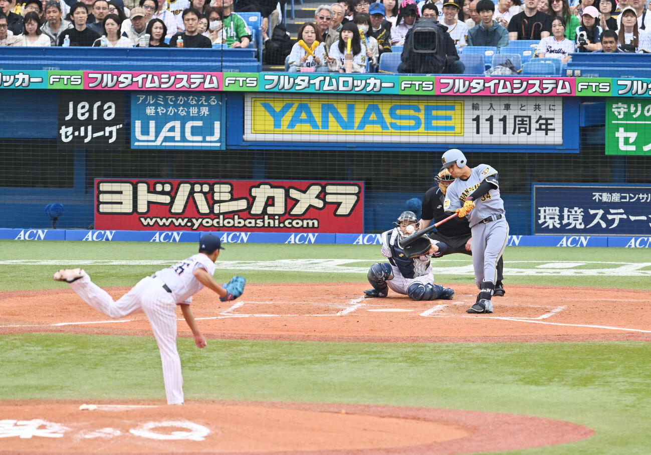 ヤクルト対阪神　3回表阪神2死一塁、岡城快生はプロ初安打の先制適時二塁打を放つ。投手山野太一（撮影・滝沢徹郎）