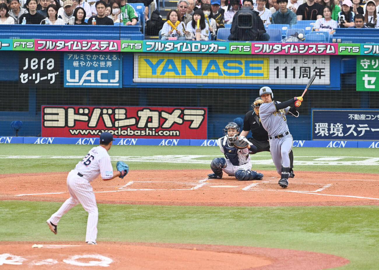 ヤクルト対阪神　3回表阪神2死一塁、岡城快生はプロ初安打の先制適時二塁打を放つ。投手山野太一（撮影・滝沢徹郎）