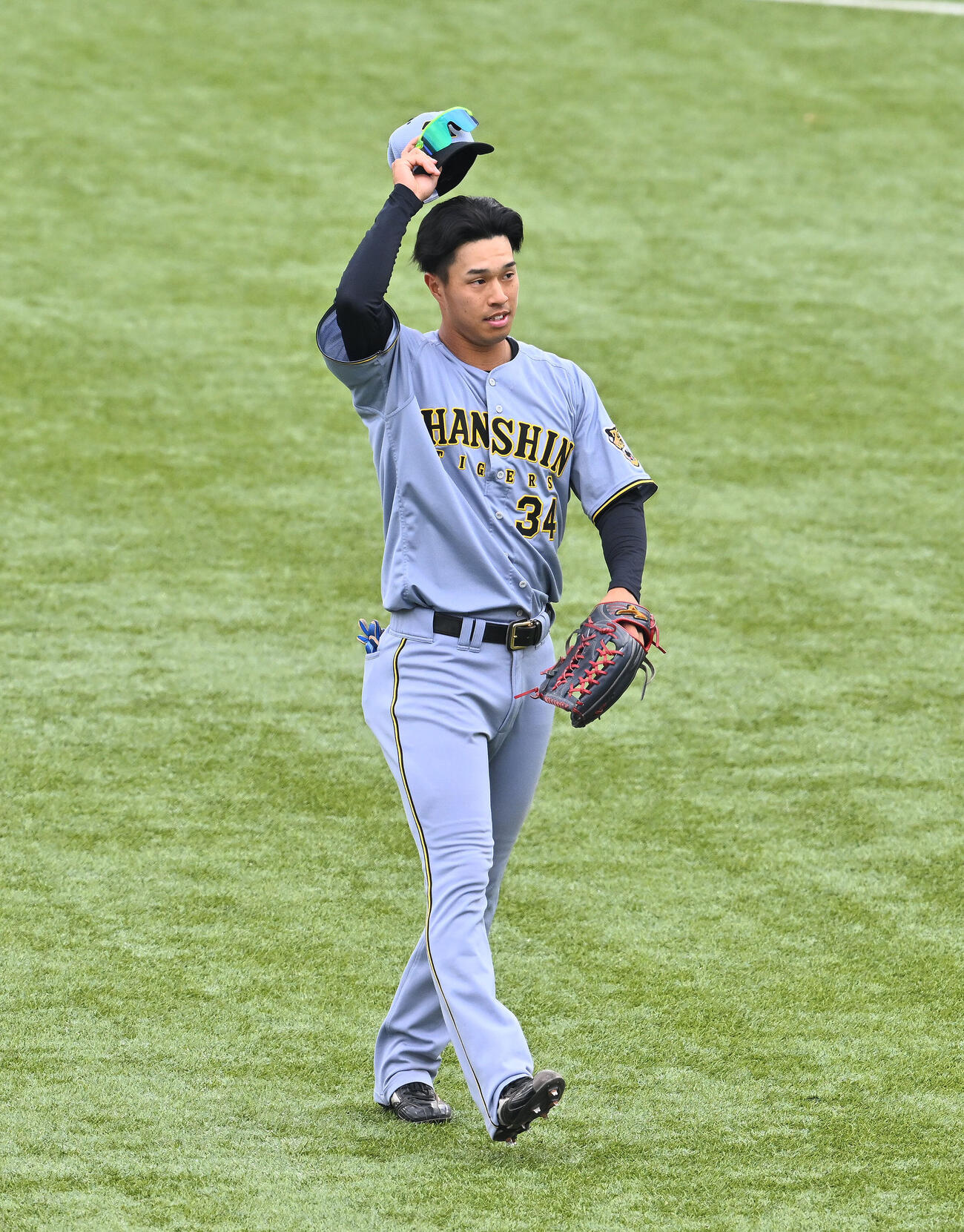 ヤクルト対阪神　3回表にプロ初安打の先制適時二塁打を放った阪神岡城快生はファンの祝福に応じる（撮影・滝沢徹郎）