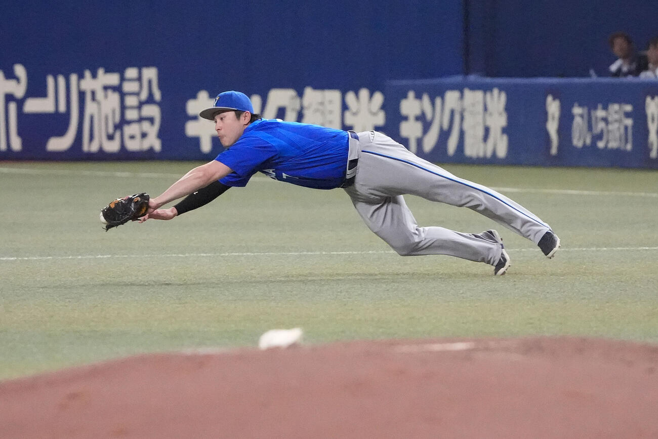 中日対DeNA 3回裏中日1死、石伊雄太の打球を好捕する佐野恵太（撮影・森本幸一）