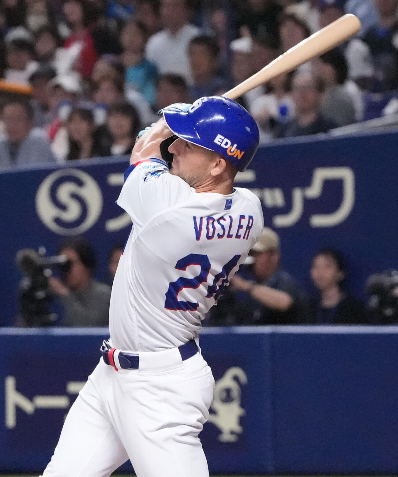 中日対DeNA 1回裏中日2死一、二塁、適時打を放つジェイソン・ボスラー（撮影・森本幸一）
