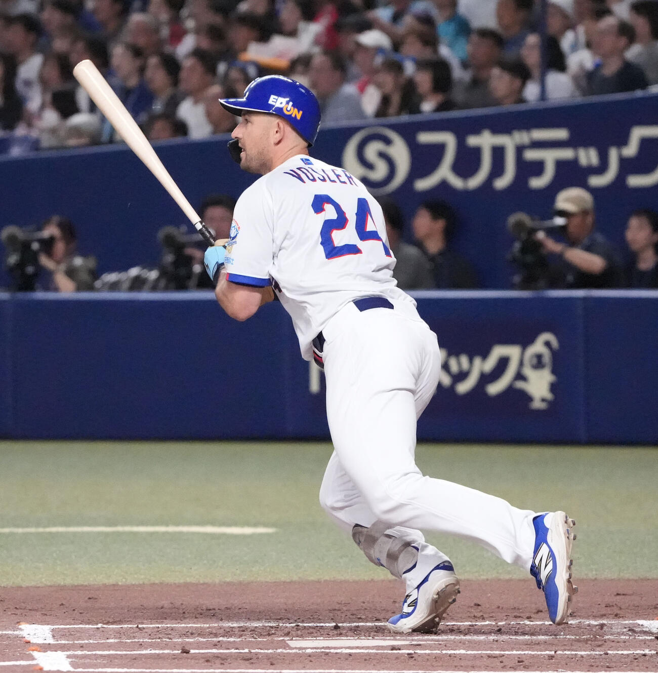 中日対DeNA 1回裏中日2死一、二塁、適時打を放つジェイソン・ボスラー（撮影・森本幸一）