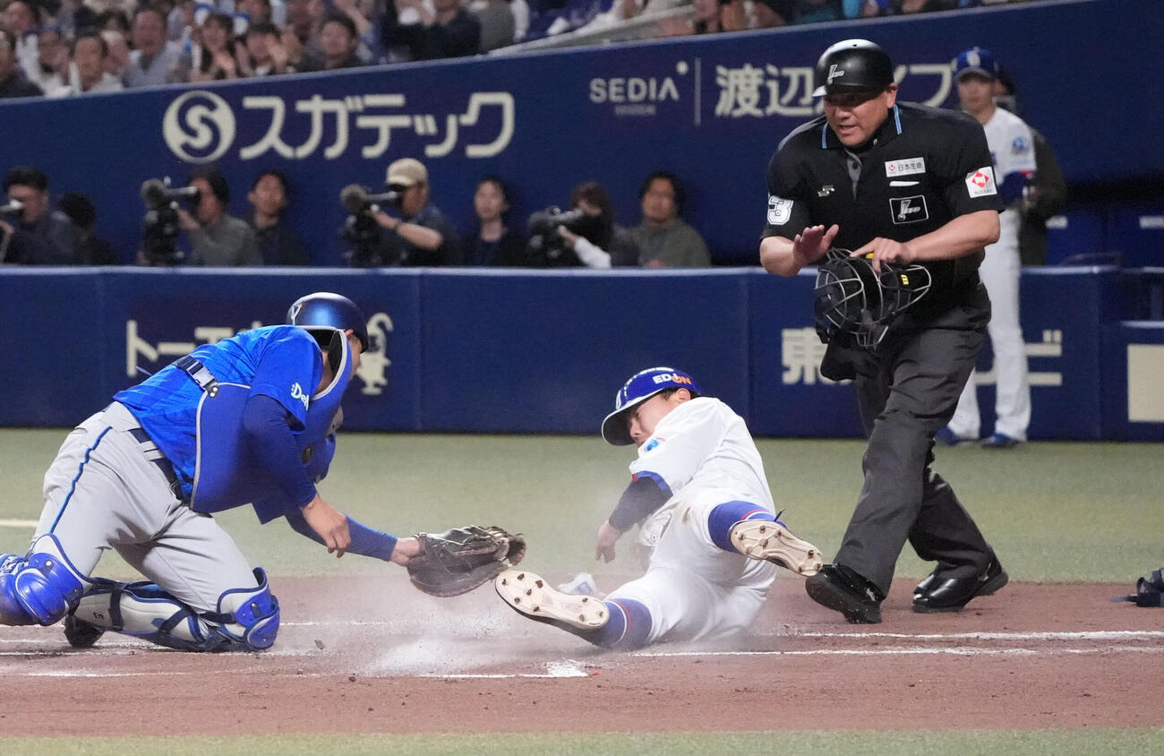 中日対DeNA 1回裏中日2死一、二塁、ジェイソン・ボスラーの適時打で生還する高橋周平（右から2人目）捕手は松尾汐恩（撮影・森本幸一）