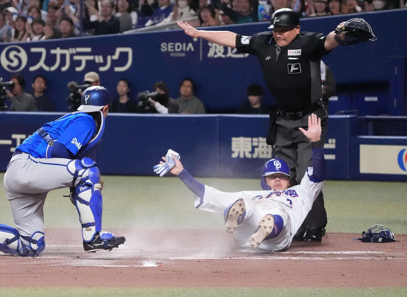 中日対DeNA 1回裏中日2死一、二塁、ジェイソン・ボスラーの適時打で生還する高橋周平（右から2人目）捕手は松尾汐恩（撮影・森本幸一）